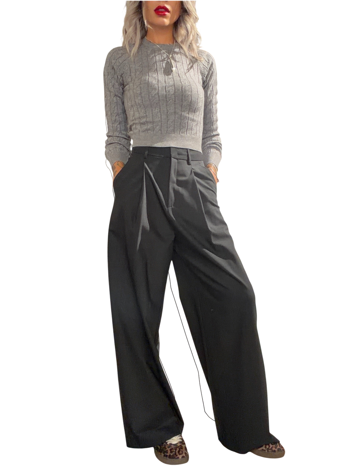 Modella indossa pantaloni sartoriali Blaze Shop a gamba ampia in fresco lana colore stone con vita alta e tasche