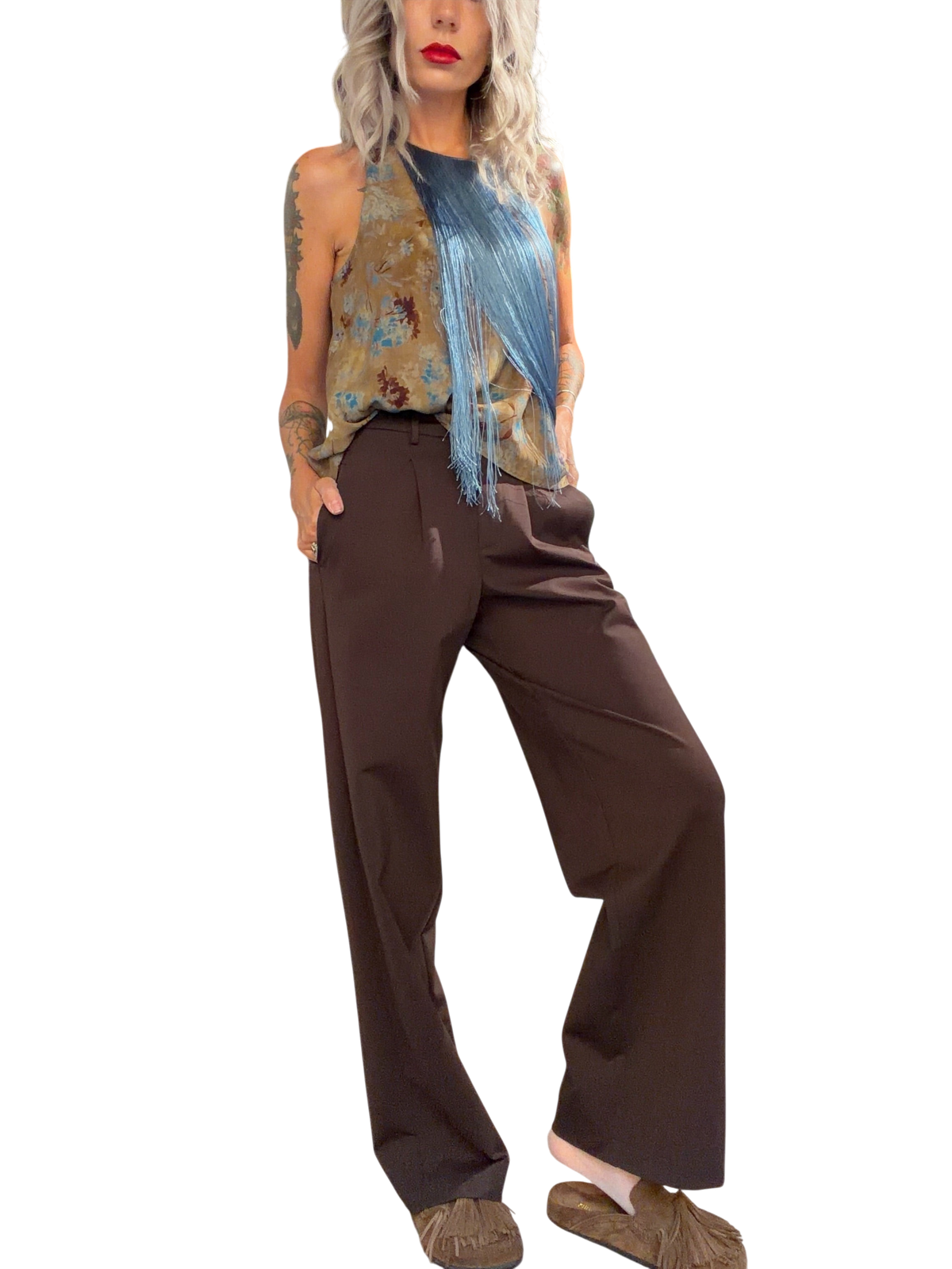 Modella indossa pantaloni palazzo MERCI color moro in punto Milano con vita alta e pinces, disponibili da Blaze Shop
