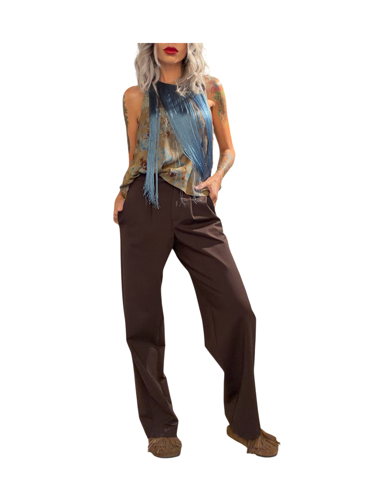 Modella indossa pantaloni palazzo a vita alta color moro in Punto Milano di Blaze Shop con pinces e gamba ampia