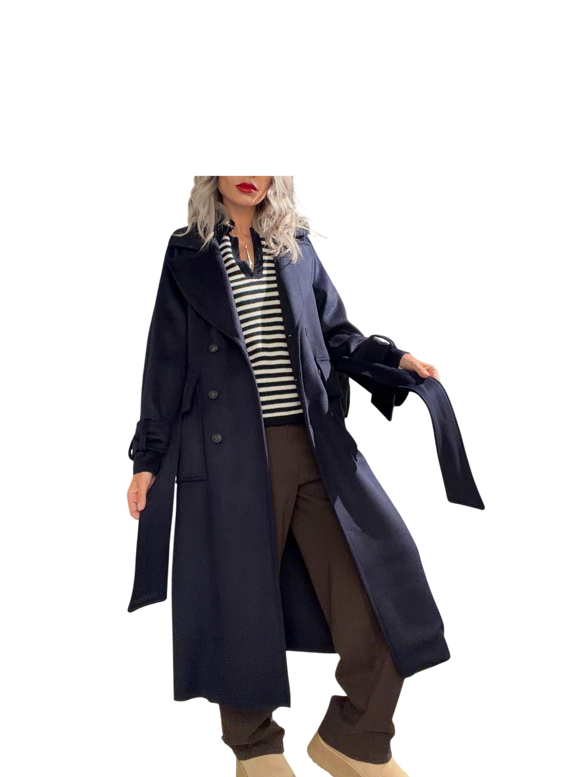 Modella indossa cappotto lungo in lana blu navy MERCI stile marina con doppiopetto e cintura, venduto da Blaze Shop