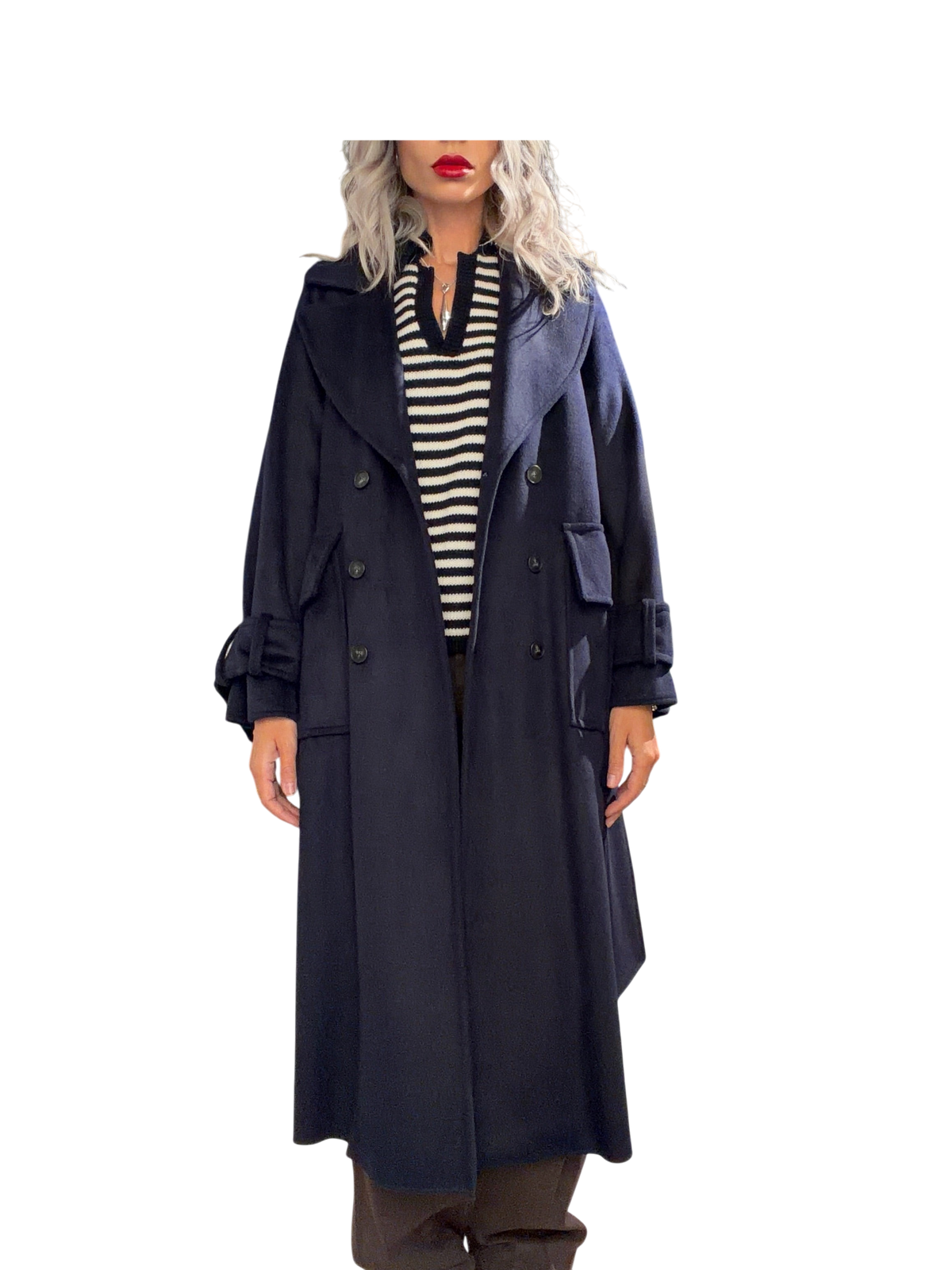 Modella indossa cappotto lungo in lana blu navy MERCI stile marina con doppiopetto e ampi revers in negozio Blaze Shop