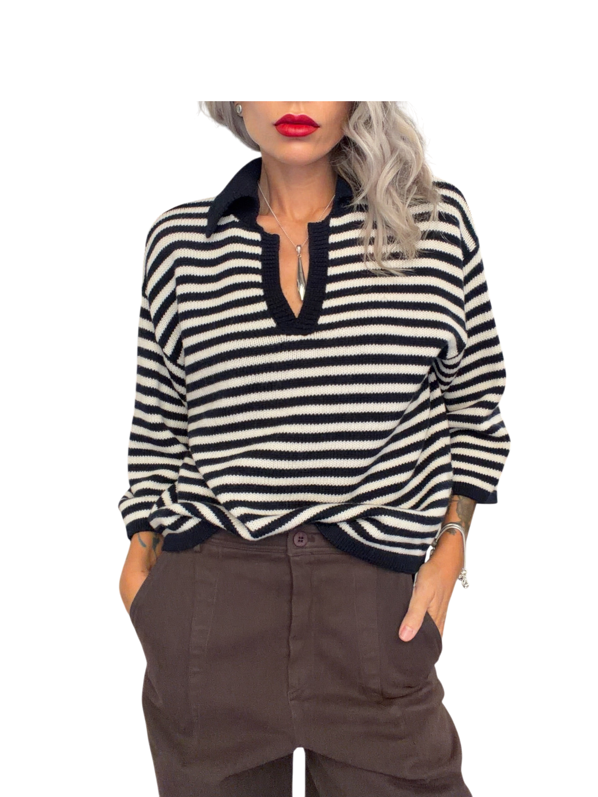 Modella indossa maglia a righe MERCI in lana Merino con colletto polo blu navy e scollo a V, stile marinière