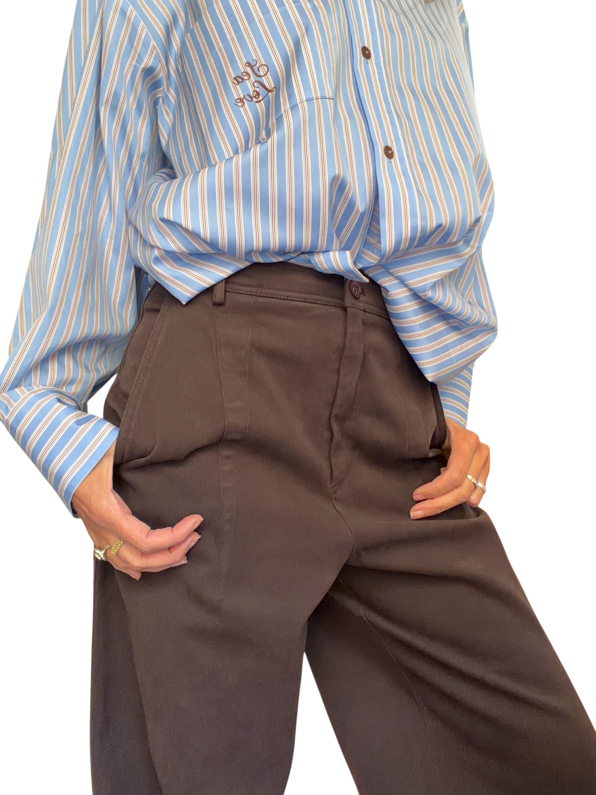 Pantalone barrel Blaze Shop color moro a vita alta con pinces, indossato con camicia a righe in un negozio di moda