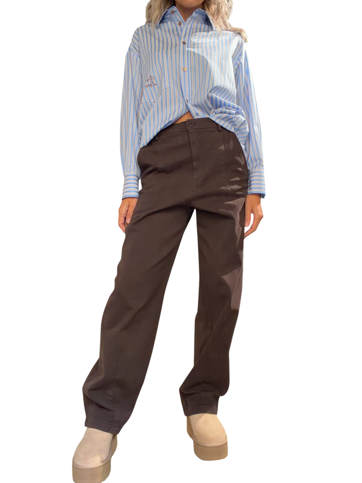Pantalone barrel Blaze Shop color moro a vita alta con pinces, indossato da una modella con camicia a righe