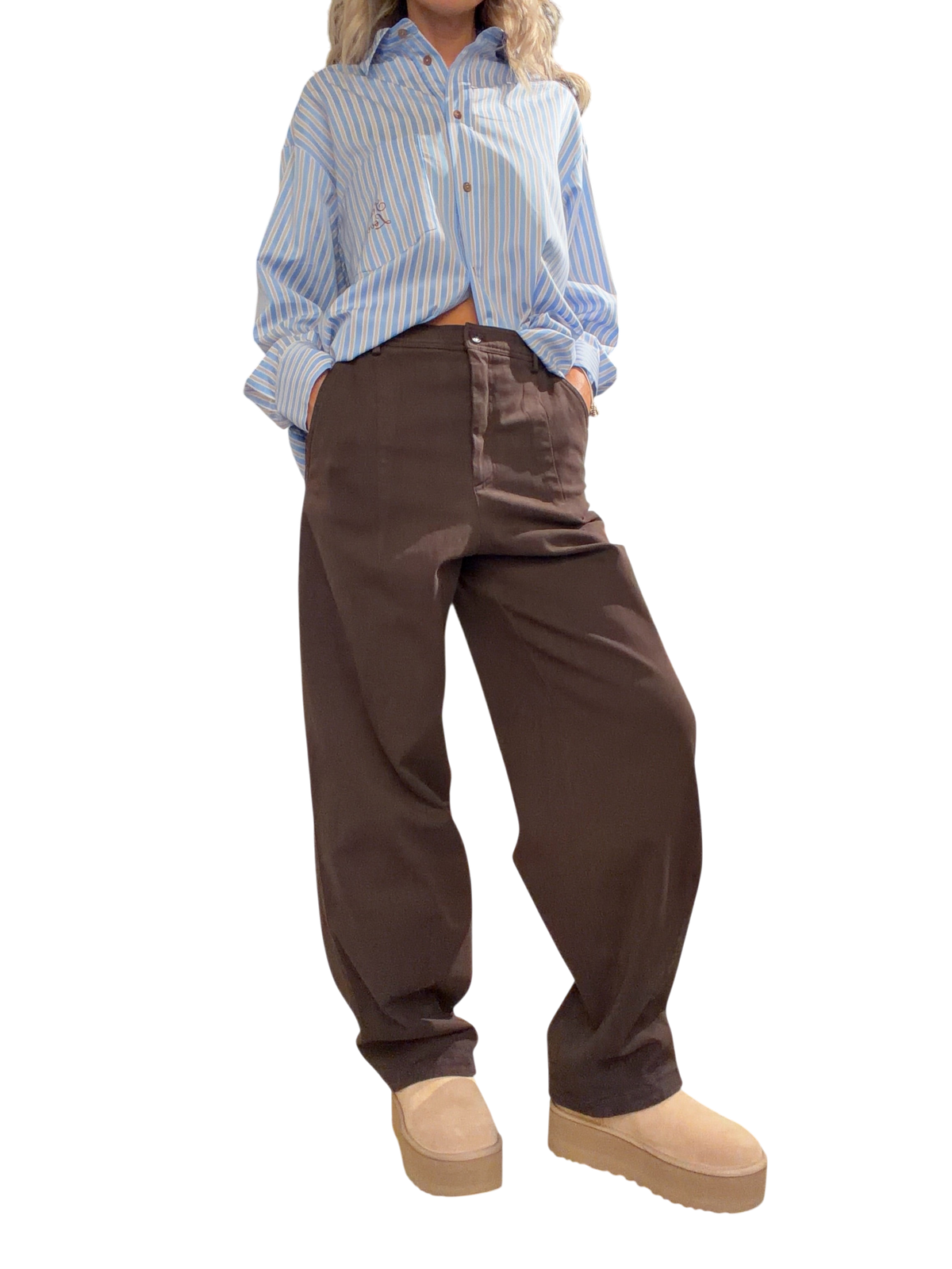 Pantalone barrel a vita alta color moro di Blaze Shop, indossato con camicia a righe e scarpe platform beige