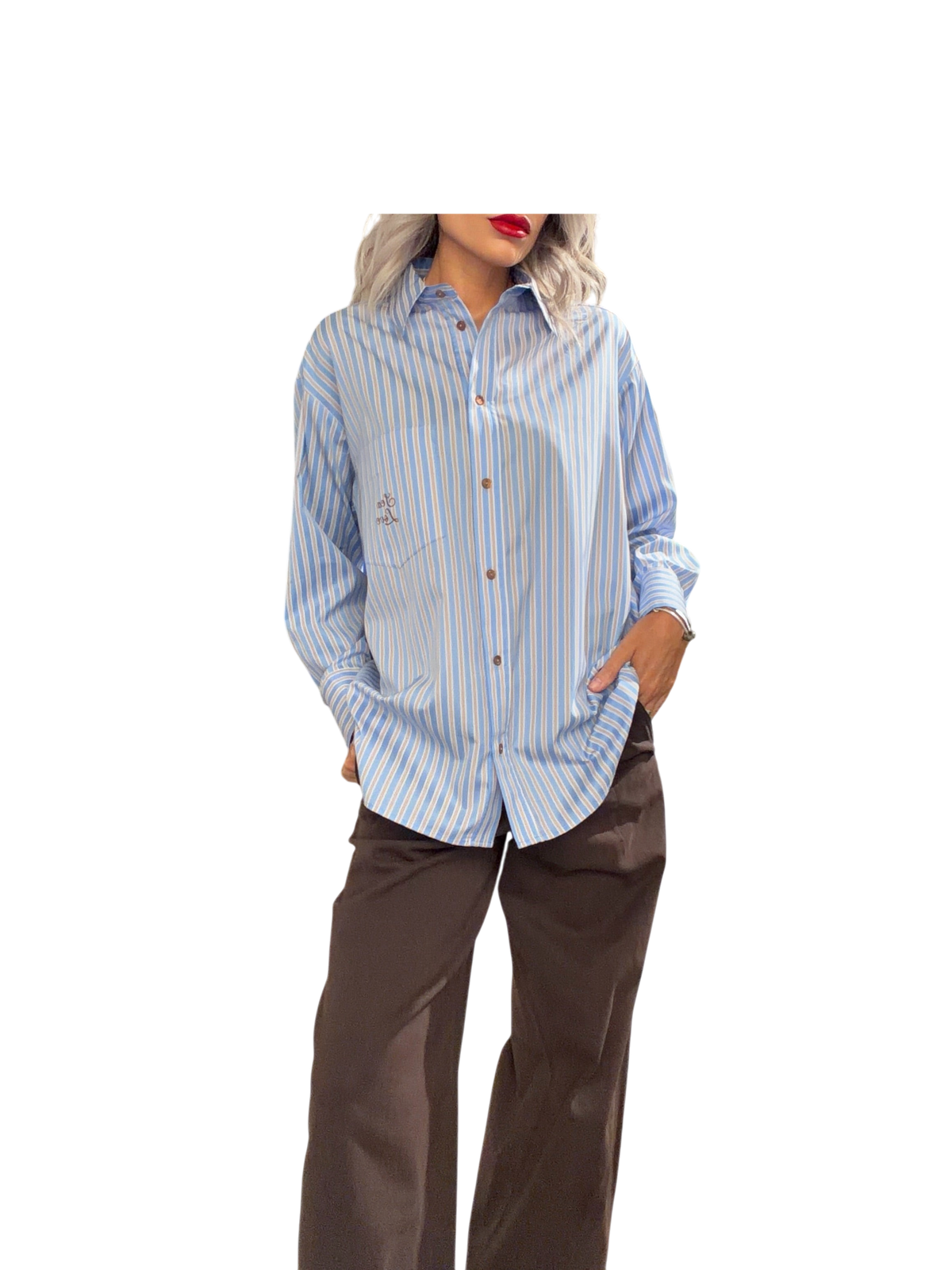 Modella indossa camicia oversize a righe azzurre e panna MERCI con taschino Sea Love in un negozio Blaze Shop