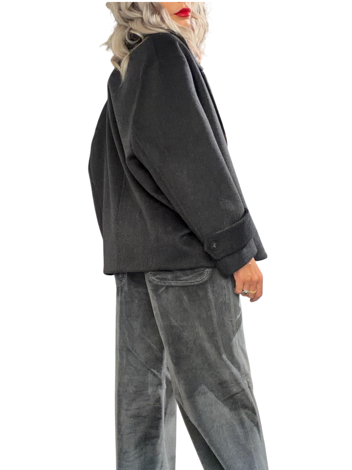 Modella indossa cappotto corto in lana antracite Blaze Shop con vestibilità boxy e spalle scese su sfondo bianco