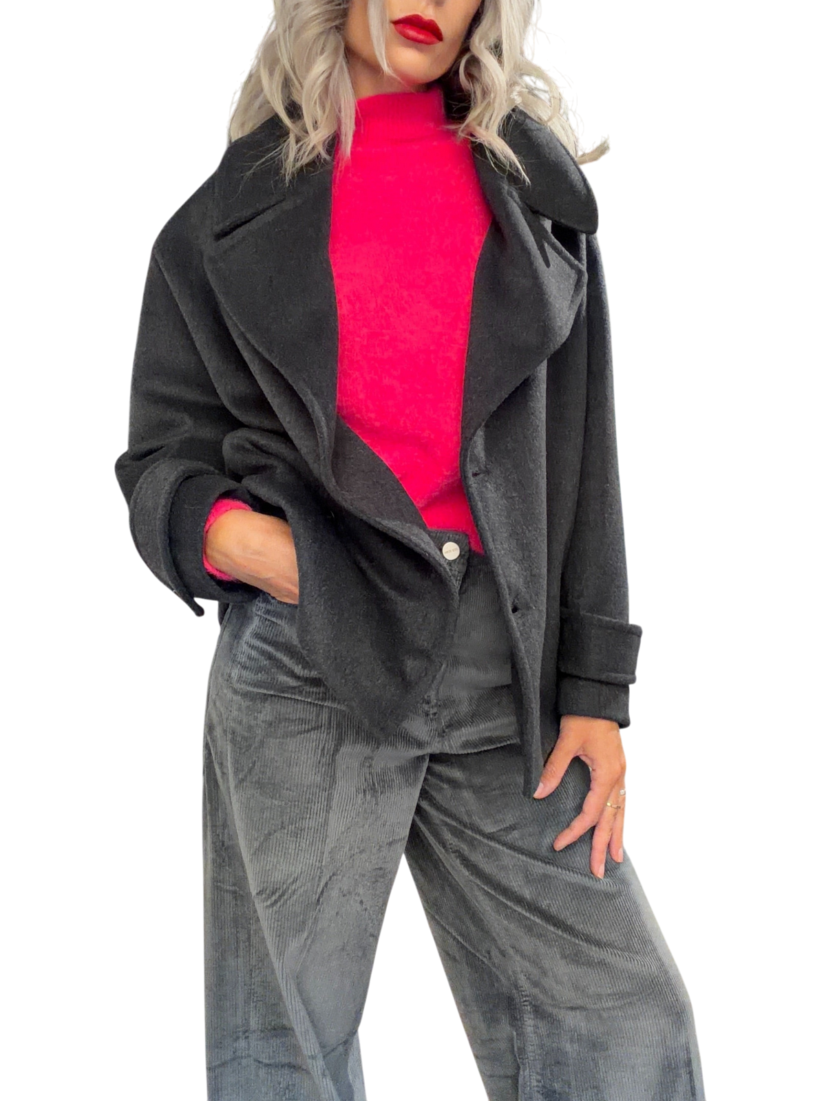 Modella indossa cappotto corto in lana antracite Blaze Shop con vestibilità boxy, doppiopetto e spalle scese
