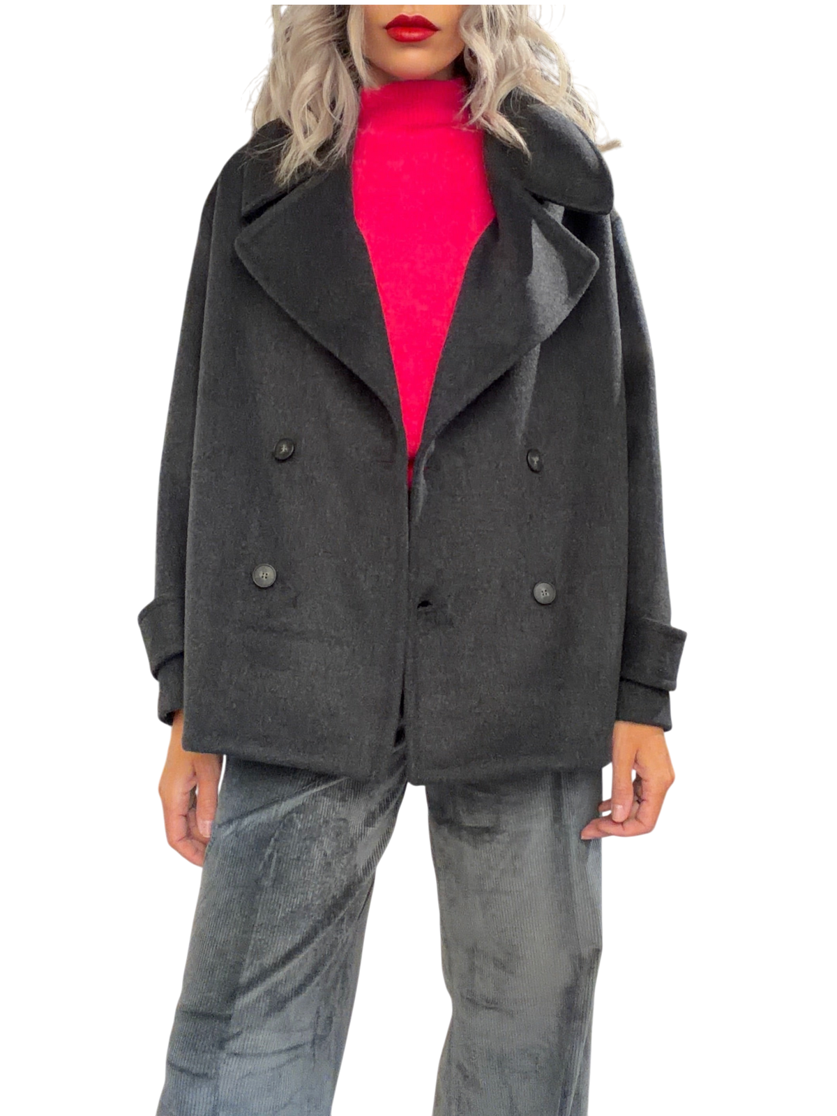 Modella indossa cappotto corto Blaze Shop in lana antracite con vestibilità boxy, doppiopetto e spalle scese.