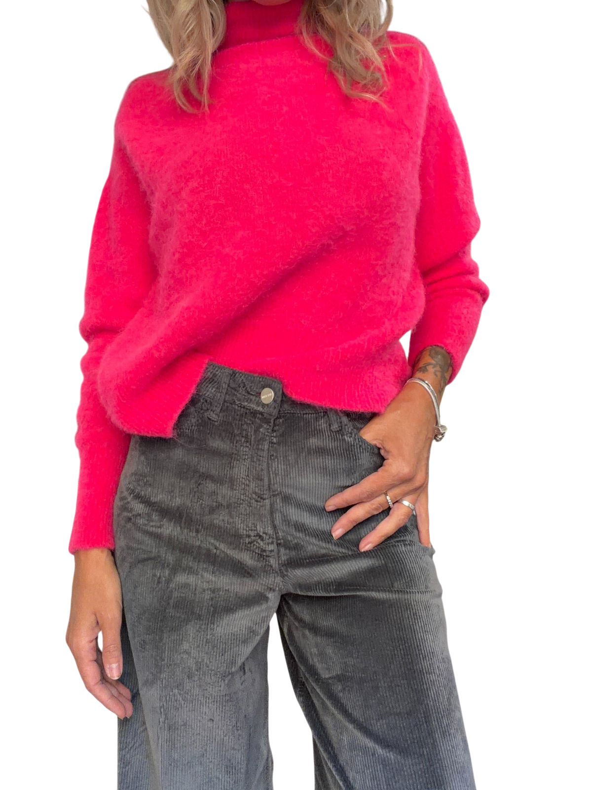 Pantalone wide leg MERCI in velluto a coste grigio antracite indossato con maglione fucsia in un negozio Blaze Shop
