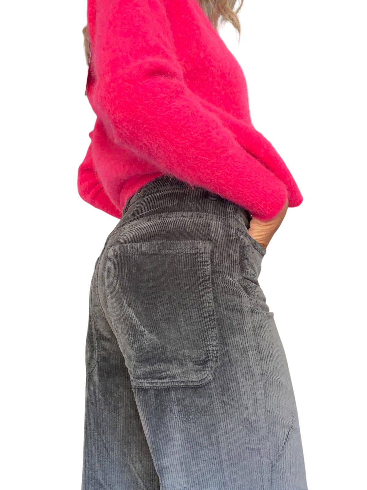 Pantalone wide leg MERCI in velluto a coste grigio antracite con tasche posteriori, indossato da Blaze Shop