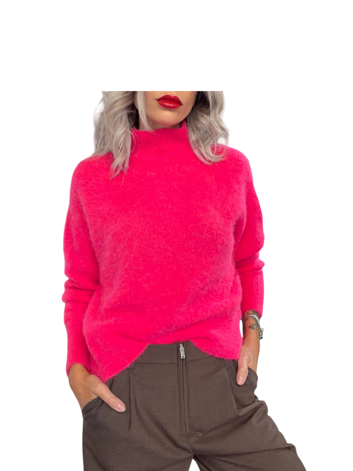 Modella indossa maglia in alpaca Blaze Shop rosa shock con collo alto e vestibilità morbida in un negozio di abbigliamento