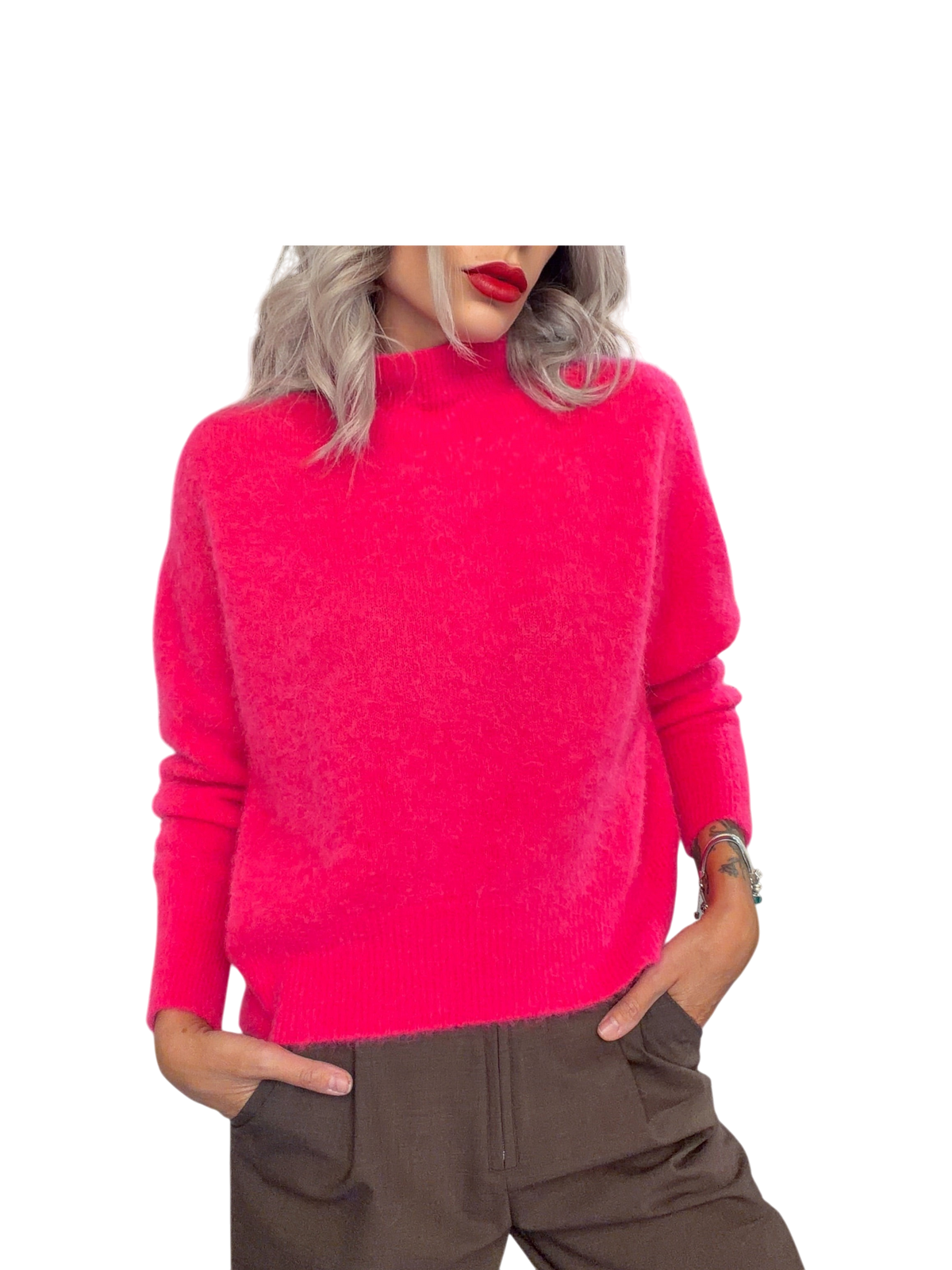Modella indossa maglia in alpaca rosa shock MERCI con collo alto, spalle scese e finiture a coste in un negozio Blaze Shop