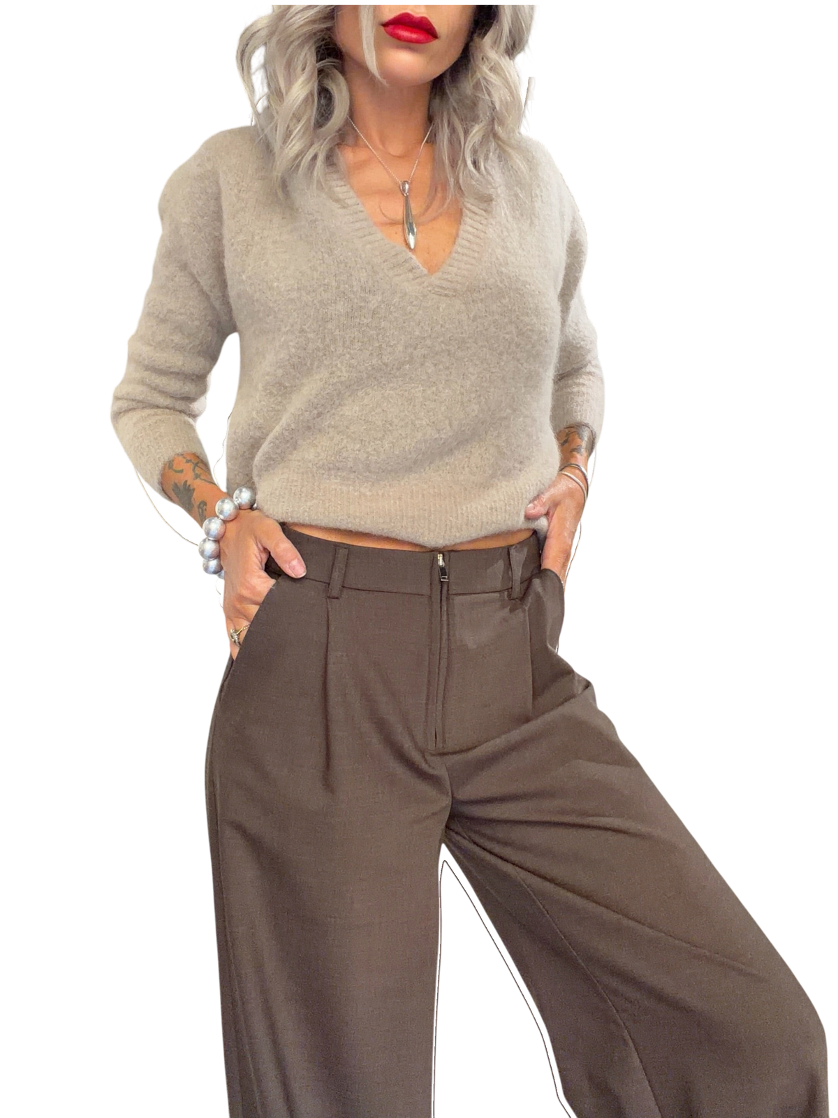 Pantalone sartoriale wide leg MERCI color moro in fresco lana indossato con maglione beige da Blaze Shop