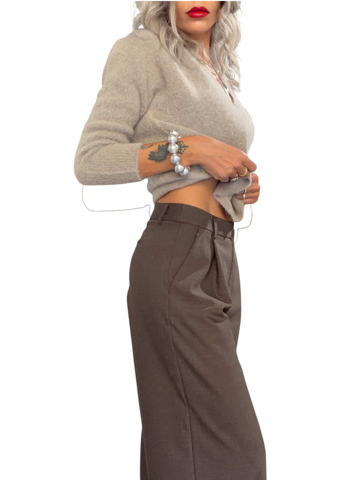 Modella indossa pantaloni sartoriali wide leg Blaze Shop in fresco lana color moro con vita regolare