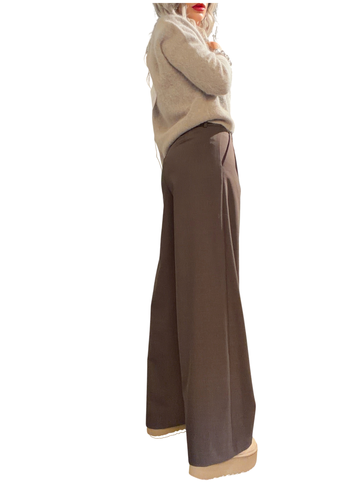 Modella indossa pantaloni sartoriali wide leg Blaze Shop in fresco lana color moro con maglia beige