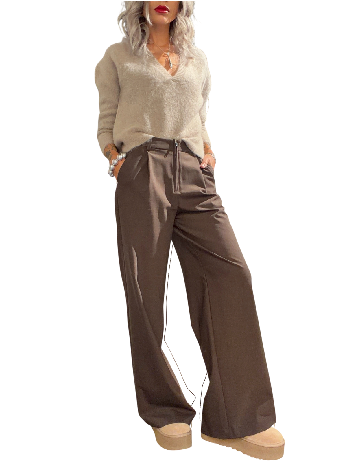Modella indossa pantaloni sartoriali wide leg MERCI in fresco lana color moro con vita regolare e zip frontale