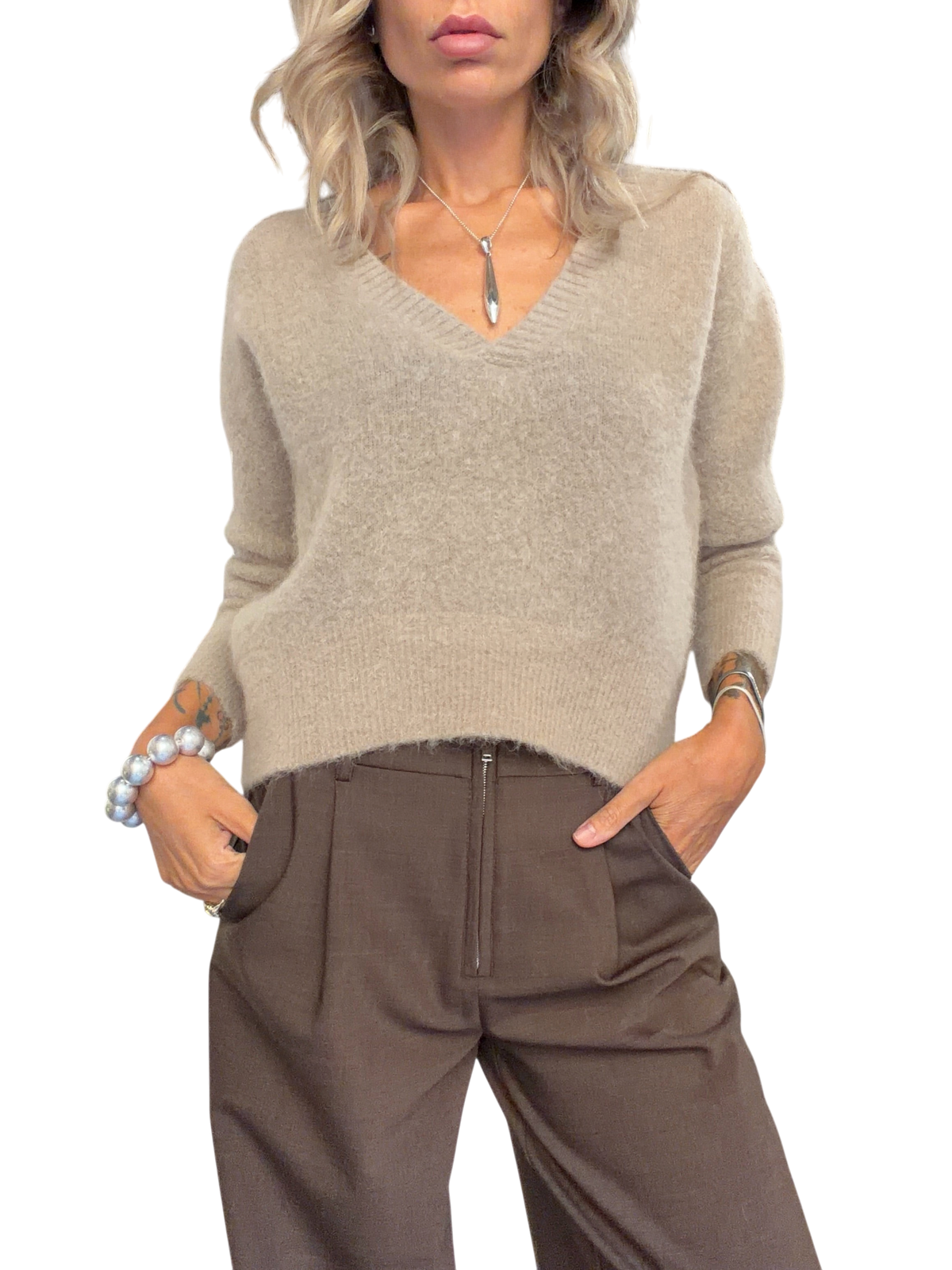 Maglia in alpaca Blaze Shop color avena con scollo a V, maniche a tre quarti e texture soffice indossata da modella