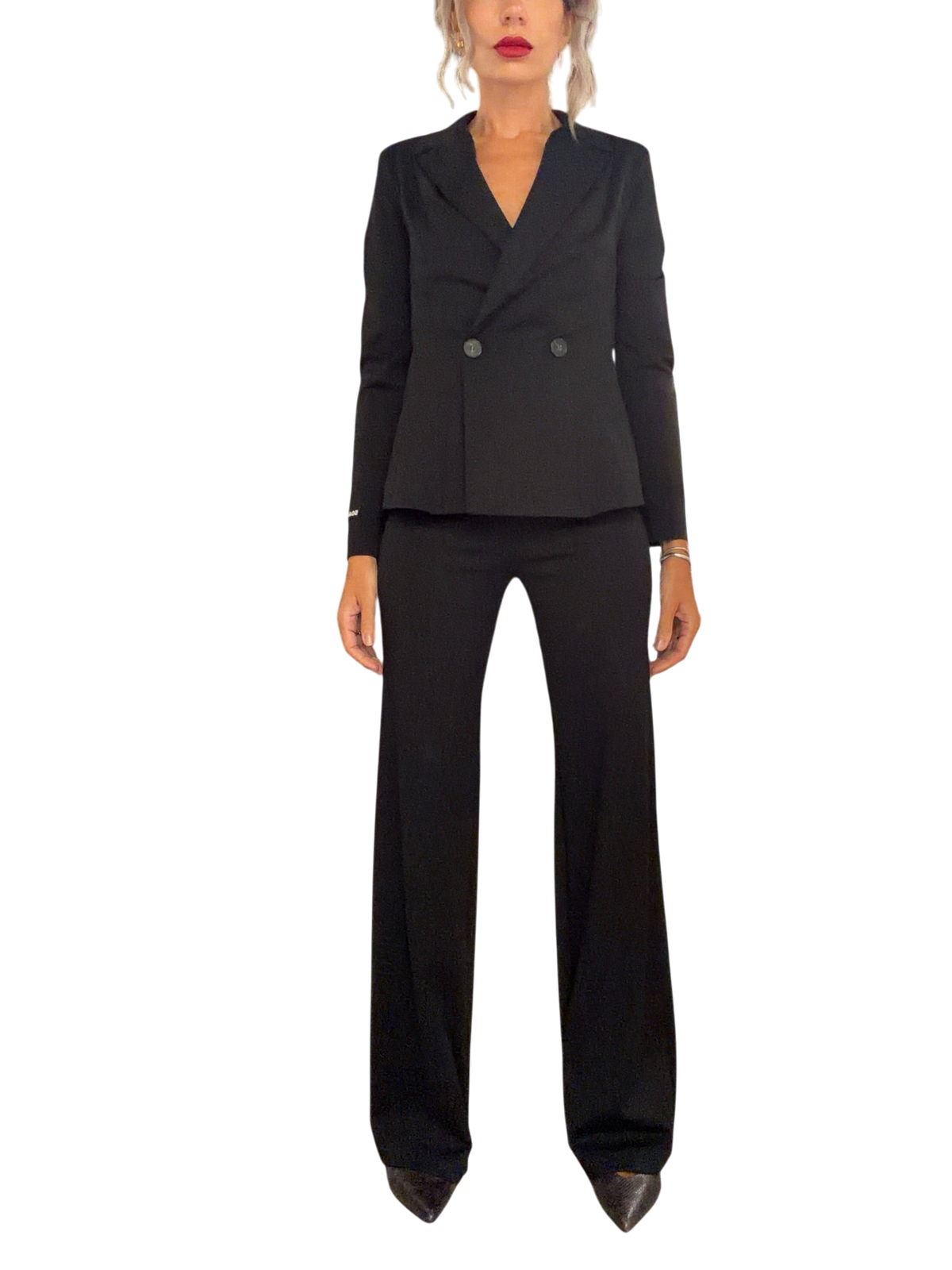Modella indossa completo Blaze Shop nero con giacca doppiopetto in Punto Milano e pantaloni coordinati in negozio