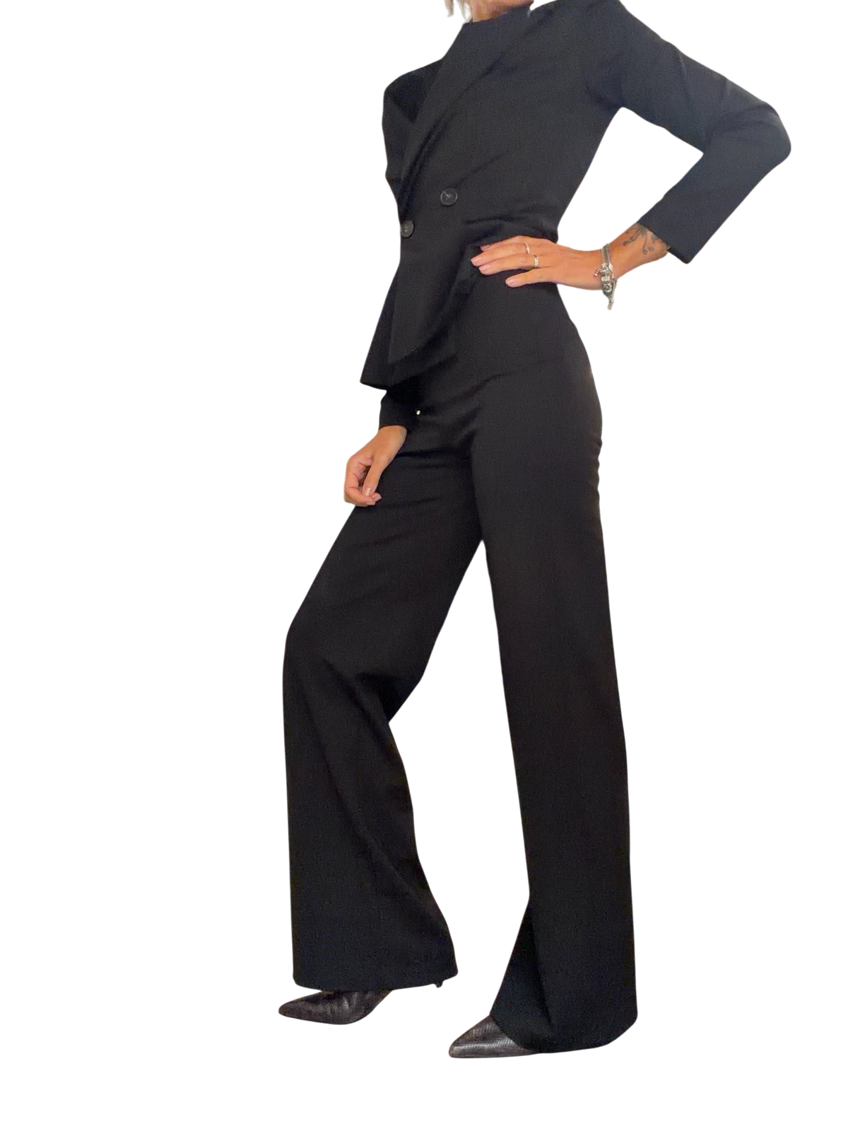 Modella indossa pantaloni a zampa neri Blaze Shop in punto milano a vita alta con giacca coordinata in negozio
