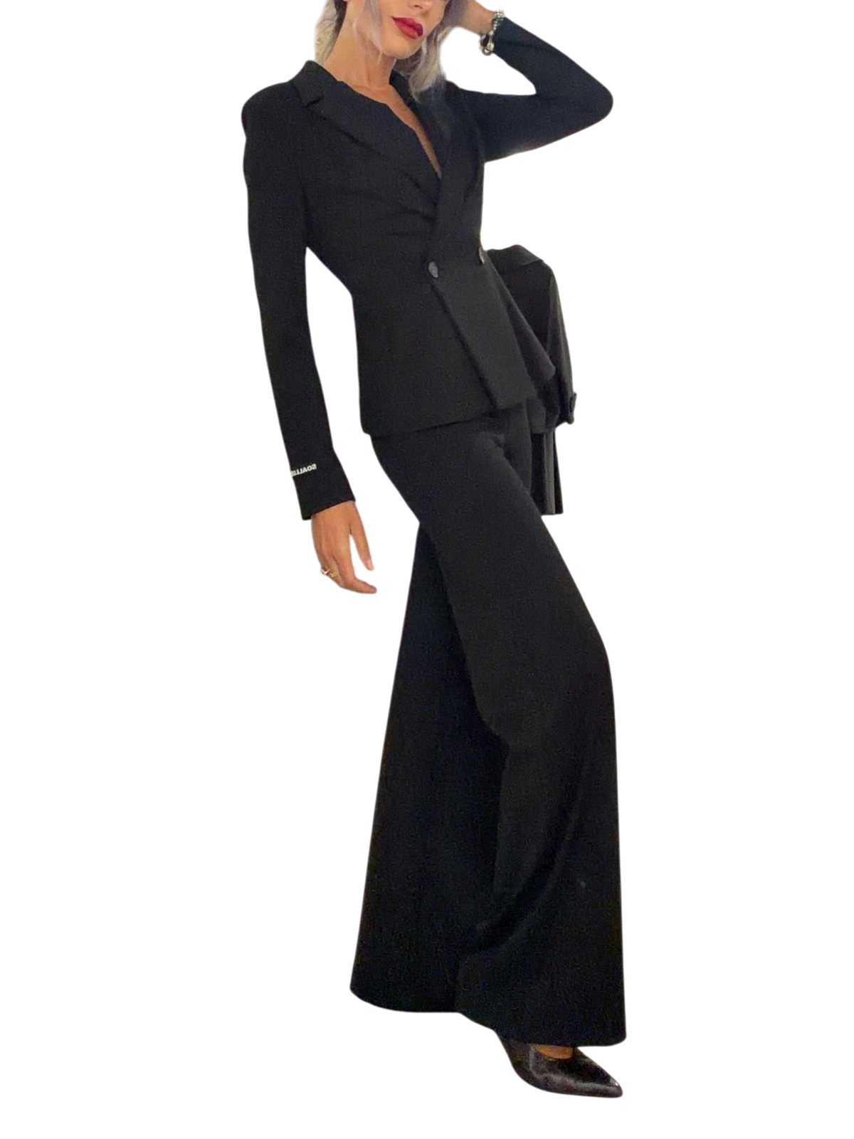 Modella indossa pantaloni a zampa neri So Allure in punto milano con giacca coordinata in un negozio Blaze Shop