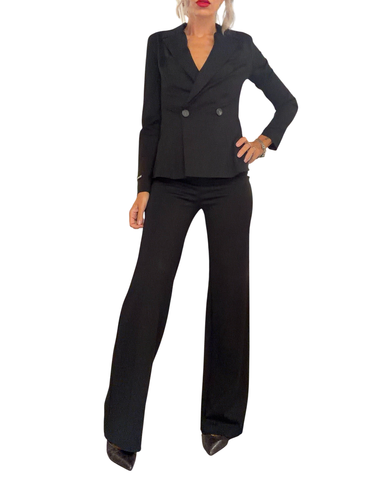 Modella indossa pantalone nero a zampa So Allure in punto milano con vita alta, abbinato a giacca Blaze Shop sartoriale