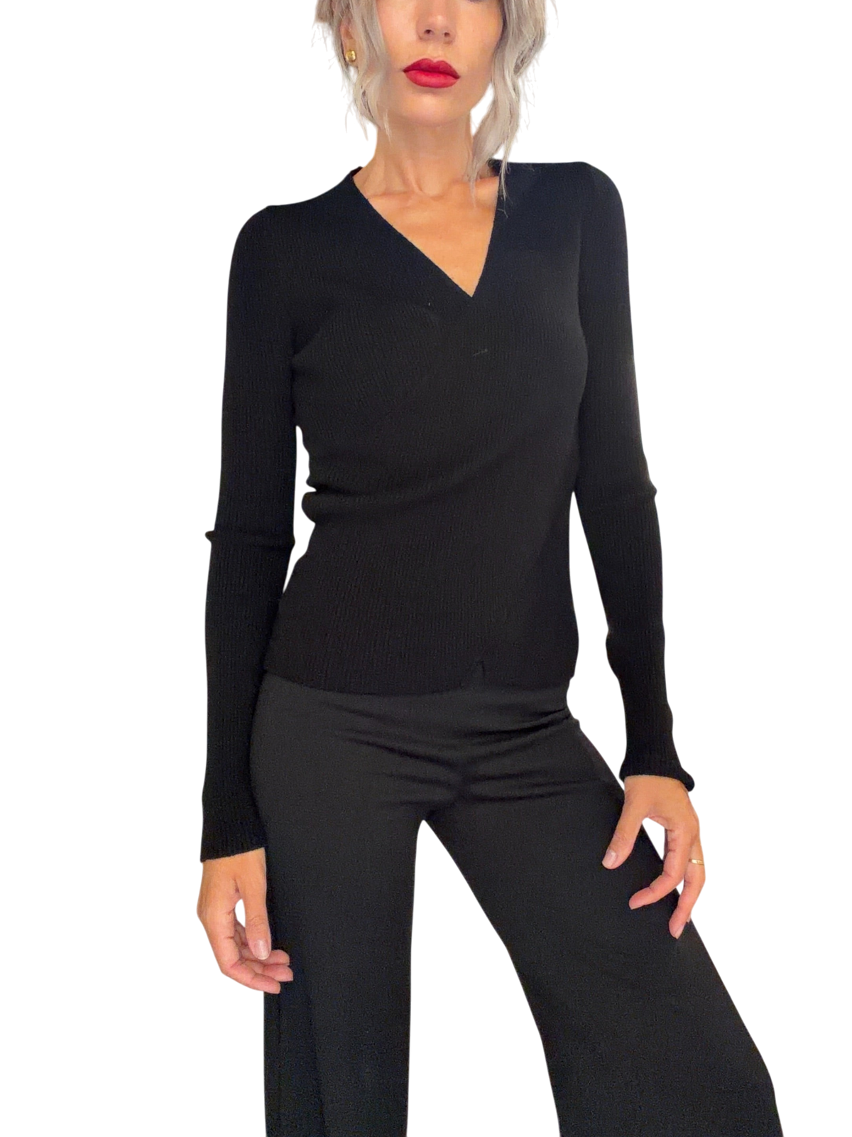 Modella indossa maglia nera a micro costine Blaze Shop con scollo incrociato a V e maniche lunghe in negozio