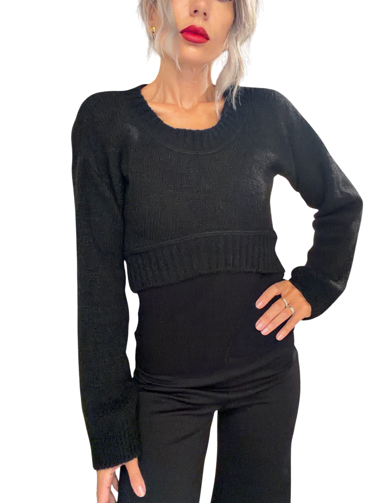 Modella indossa una maglia crop nera Blaze Shop a coste con scollo rotondo e maniche lunghe in un negozio di abbigliamento