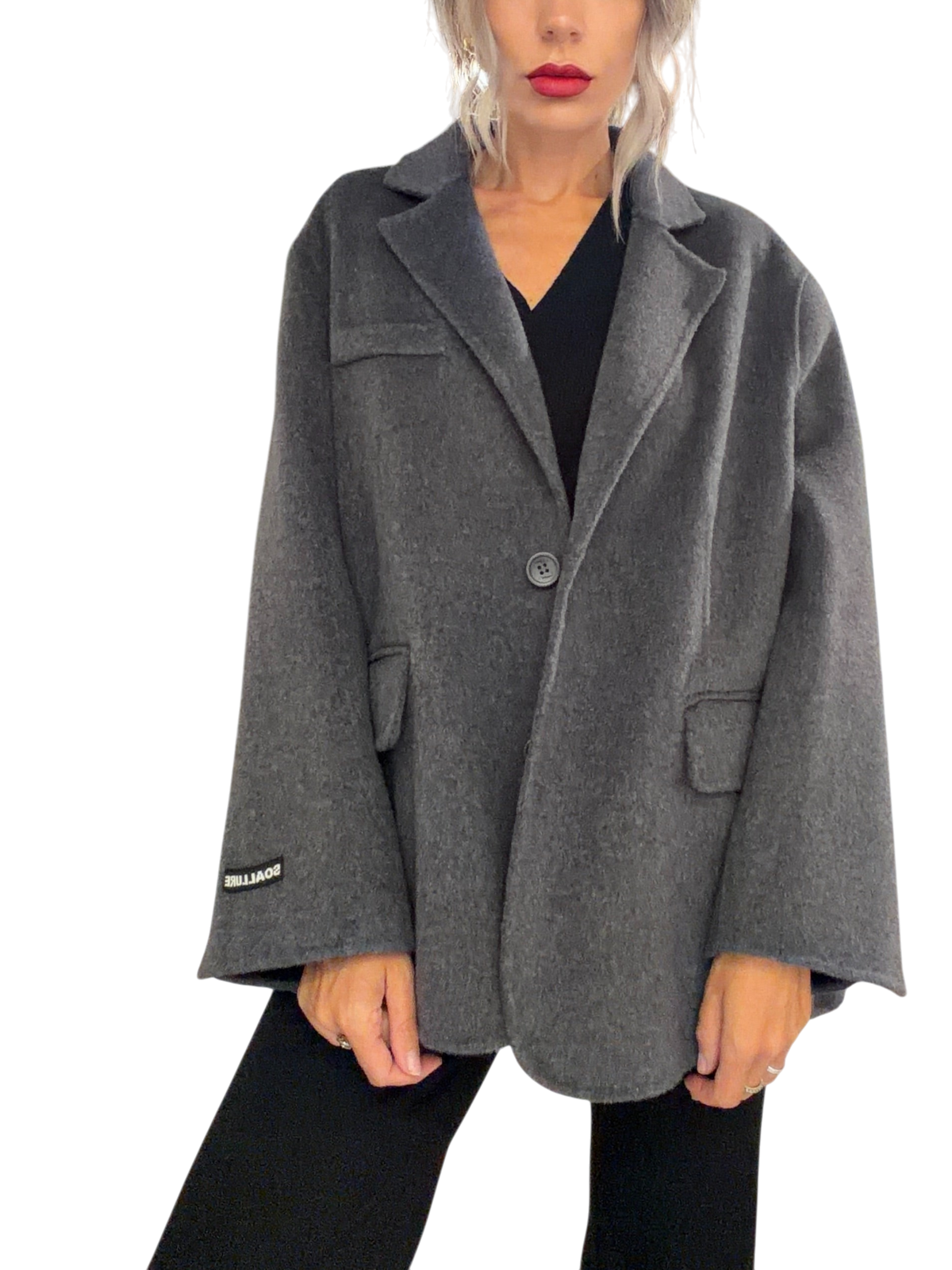 Modella indossa cappotto corto oversize in lana grigio antracite Blaze Shop con revers ampi e logo sul polso