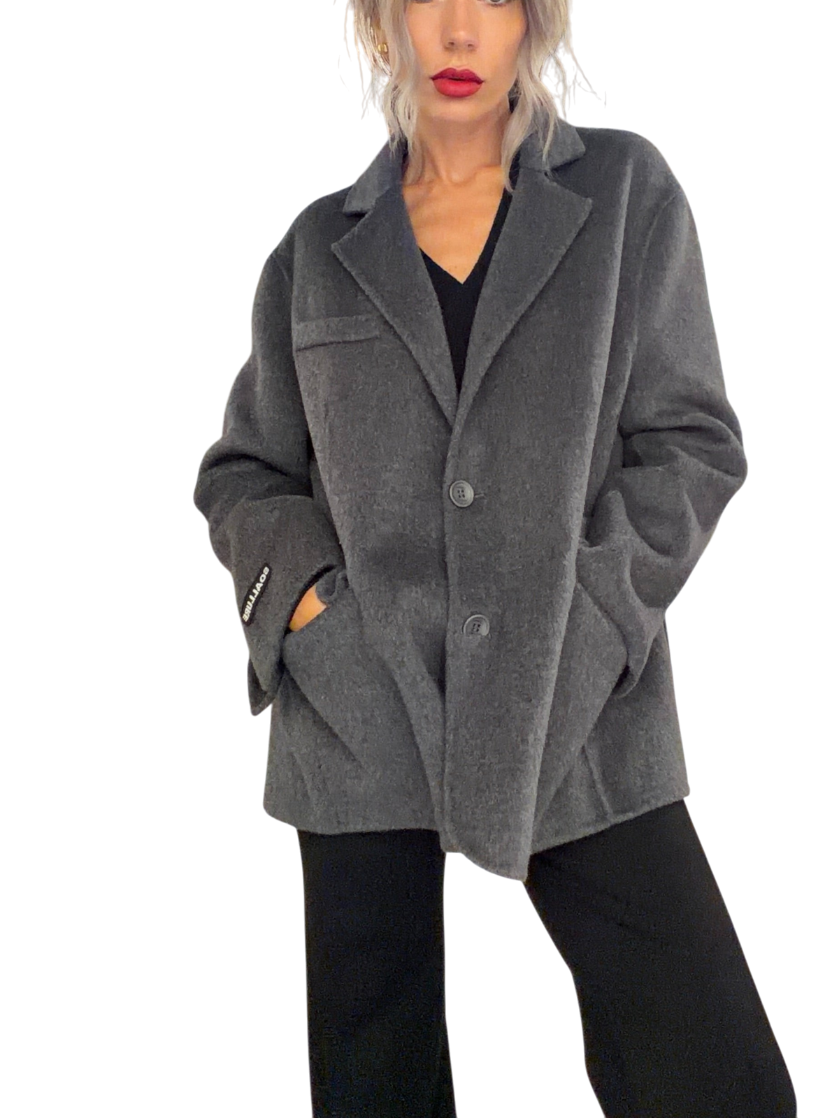Modella indossa cappotto corto Blaze Shop in lana grigio antracite con vestibilità oversize e revers ampi