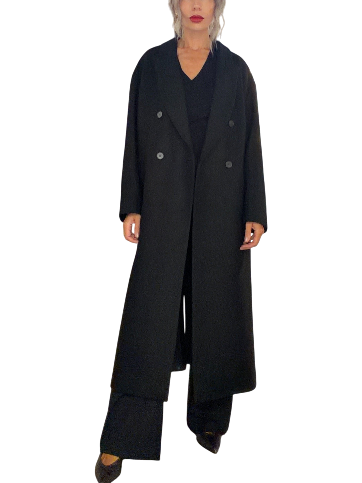 Modella indossa cappotto lungo nero Blaze Shop in misto lana con chiusura doppiopetto e revers ampi in boutique