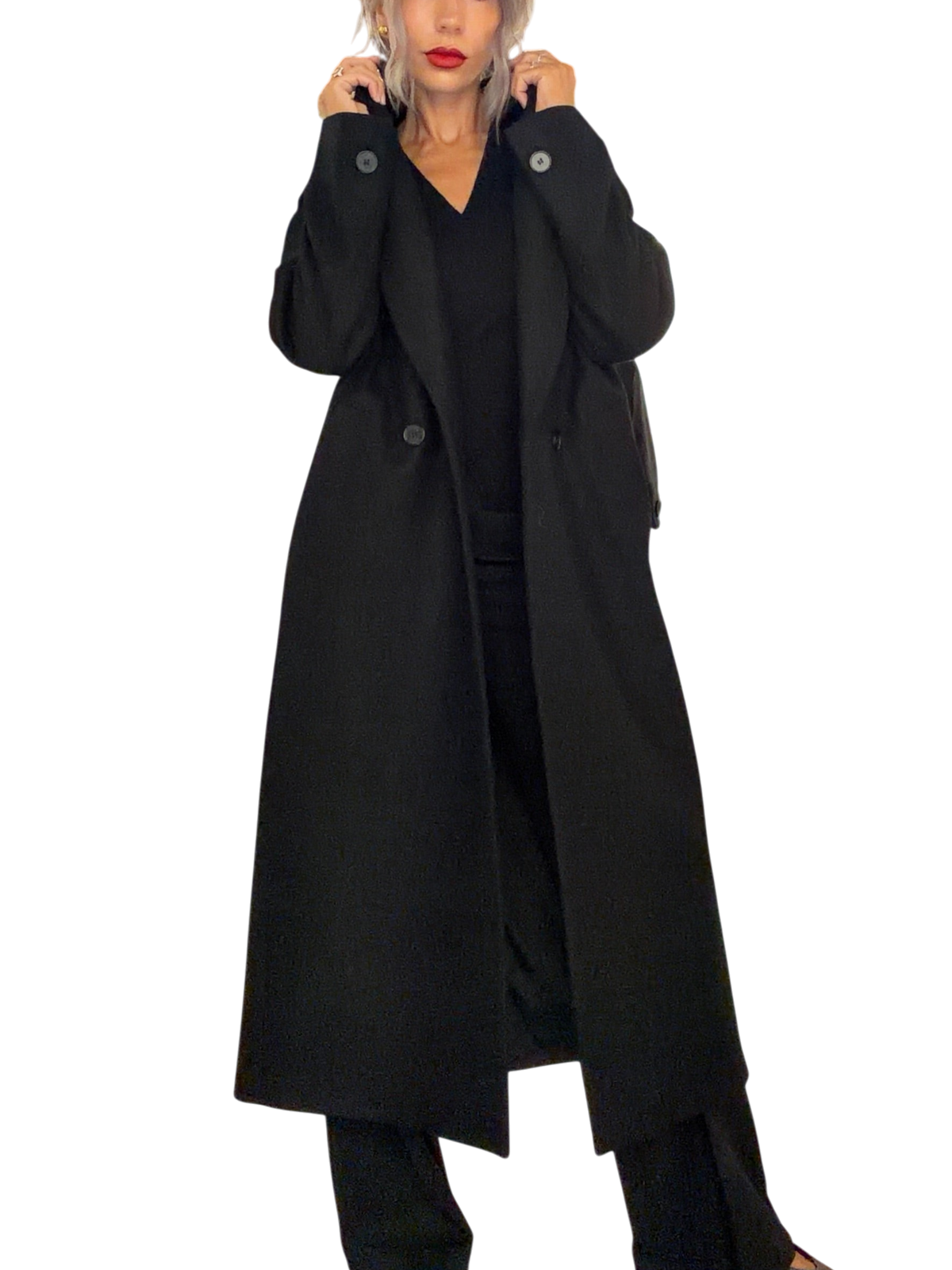 Modella indossa cappotto lungo nero in misto lana So Allure con revers ampi e chiusura doppiopetto da Blaze Shop