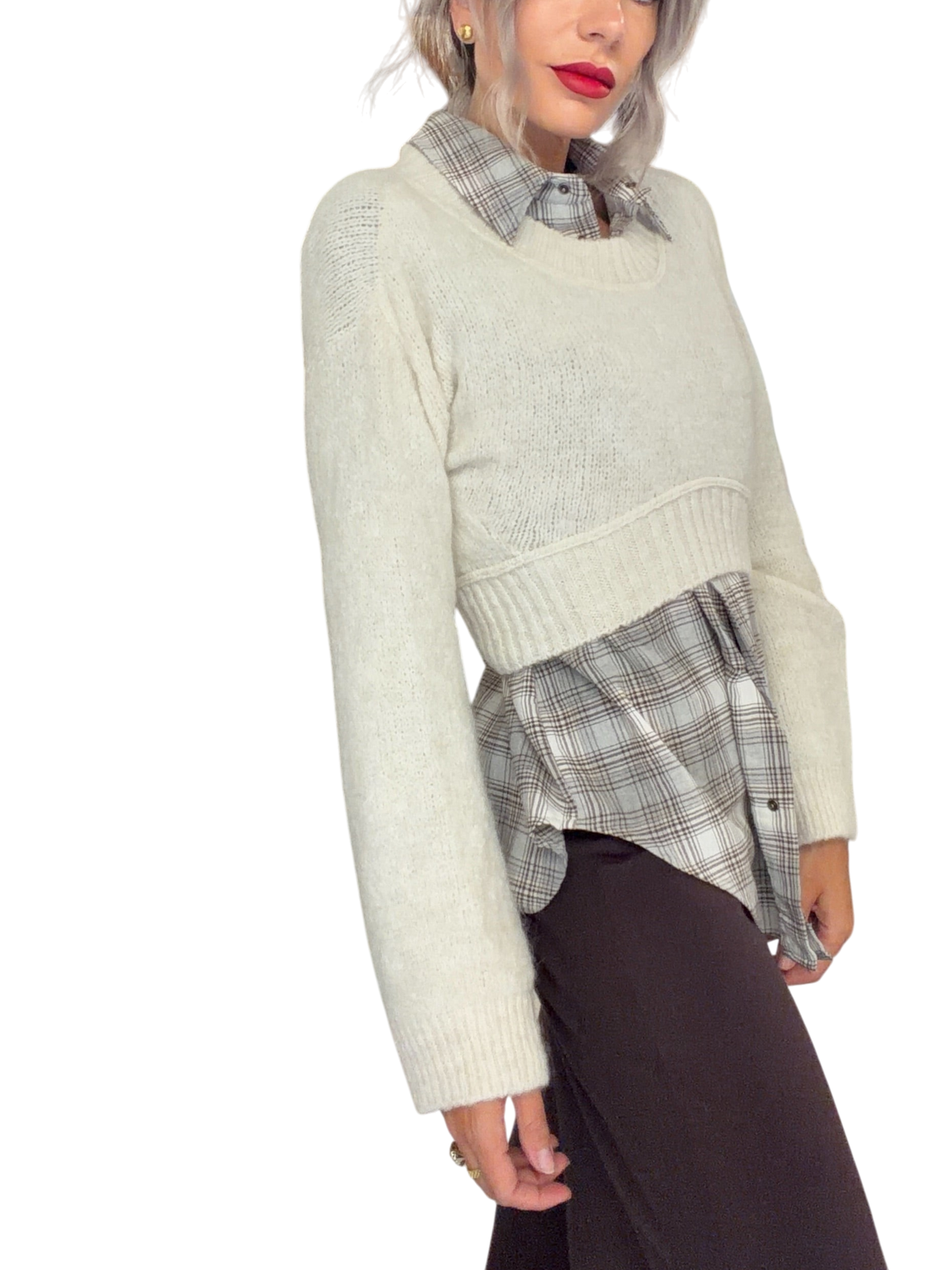 Modella indossa maglia crop panna Blaze Shop sopra camicia a quadri in un negozio di abbigliamento