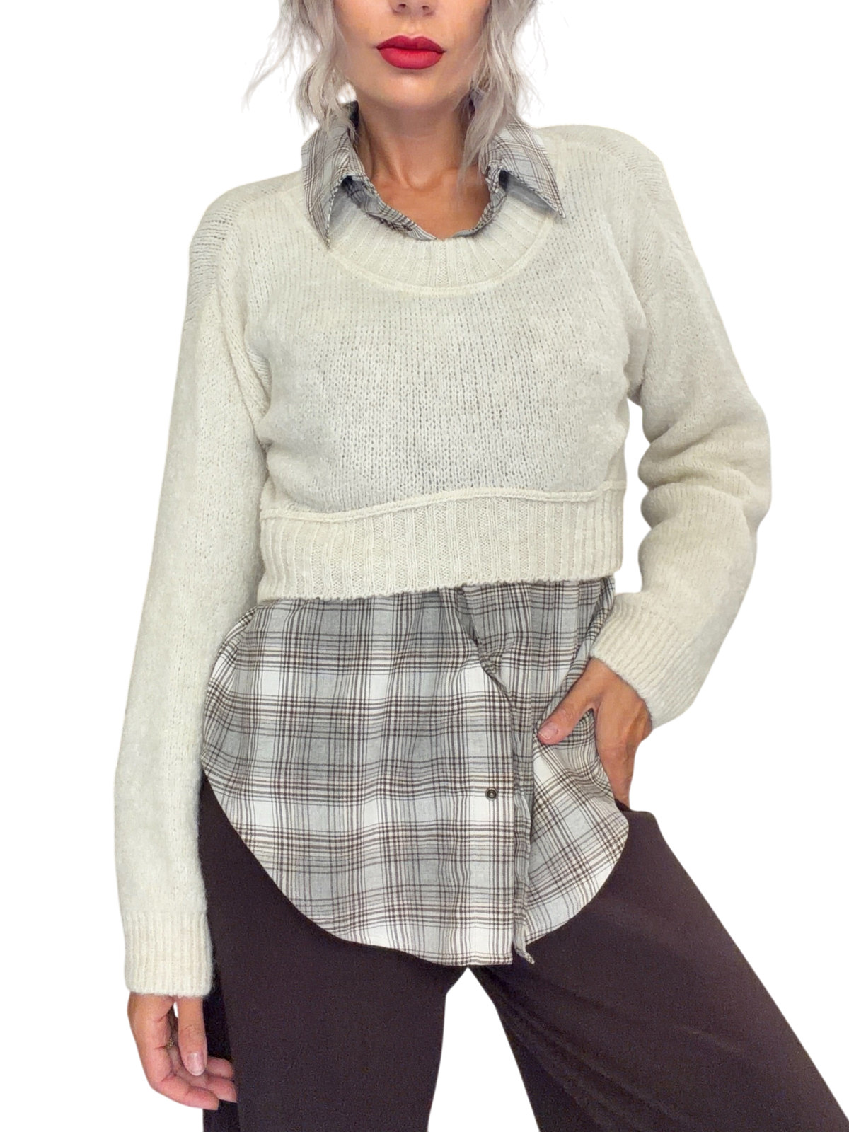 Modella indossa maglia crop panna Blaze Shop a coste con scollo rotondo sopra una camicia a quadri in negozio