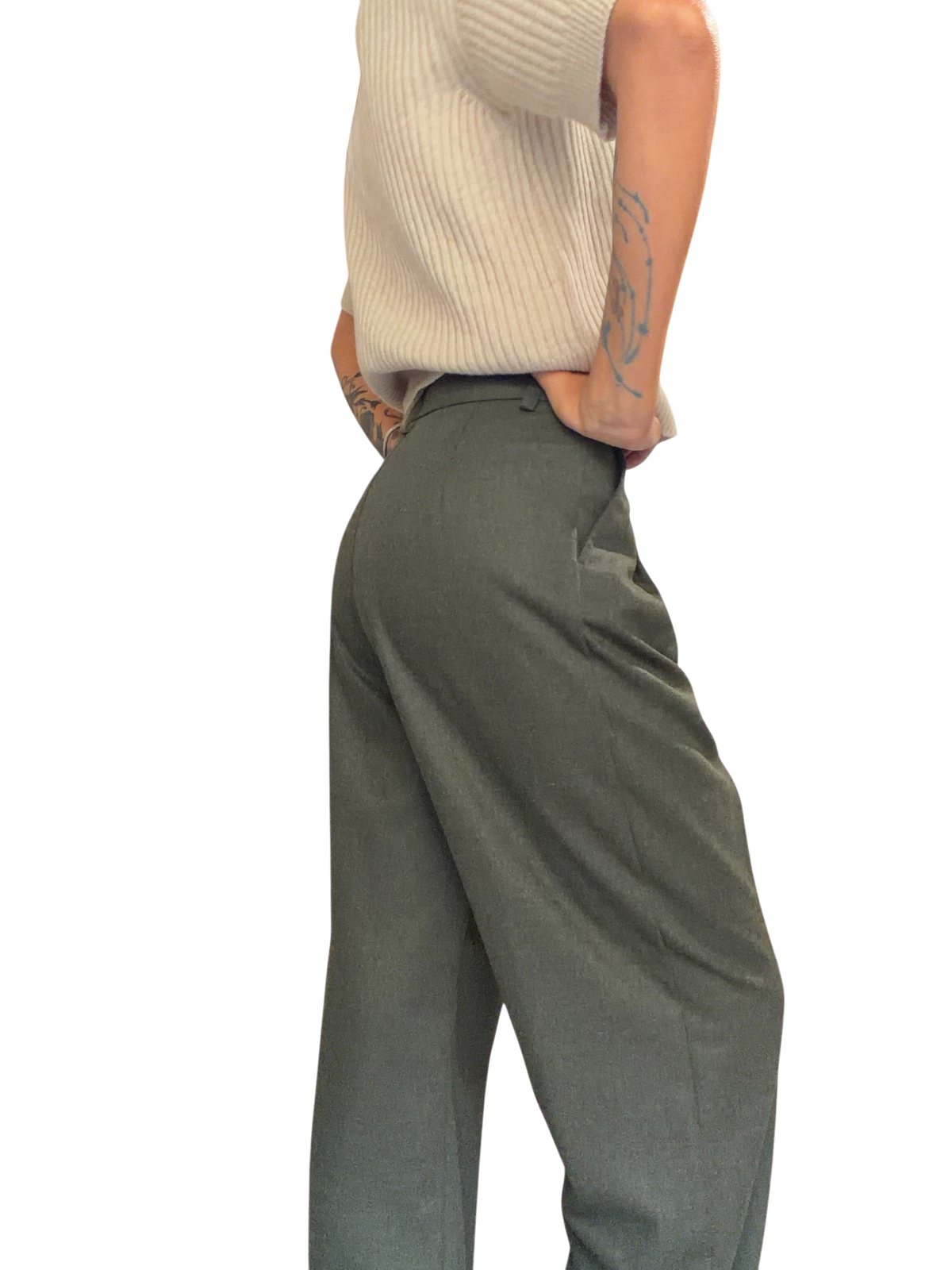 Pantalone palazzo Blaze Shop verde loden a vita alta con doppie pinces, indossato con maglia chiara in negozio
