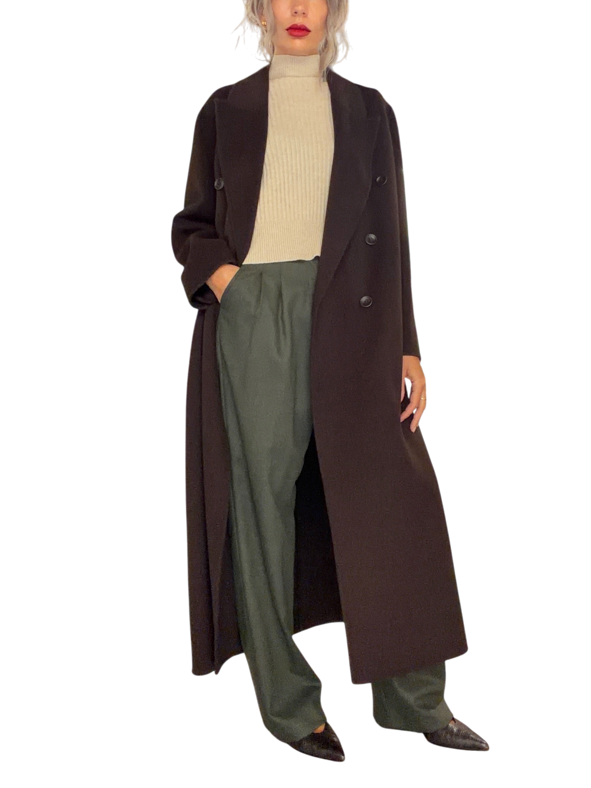 Modella indossa un cappotto lungo in lana testa di moro Blaze Shop con revers ampi e taglio oversize in boutique