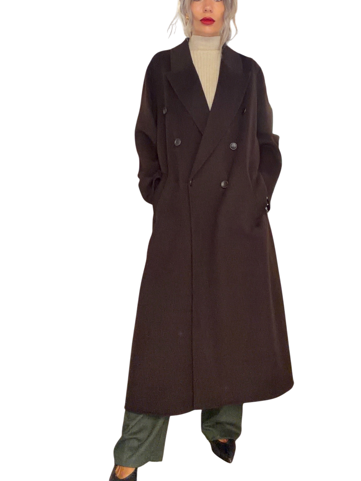 Modella indossa un cappotto lungo Blaze Shop in lana color testa di moro con revers ampi e chiusura doppiopetto