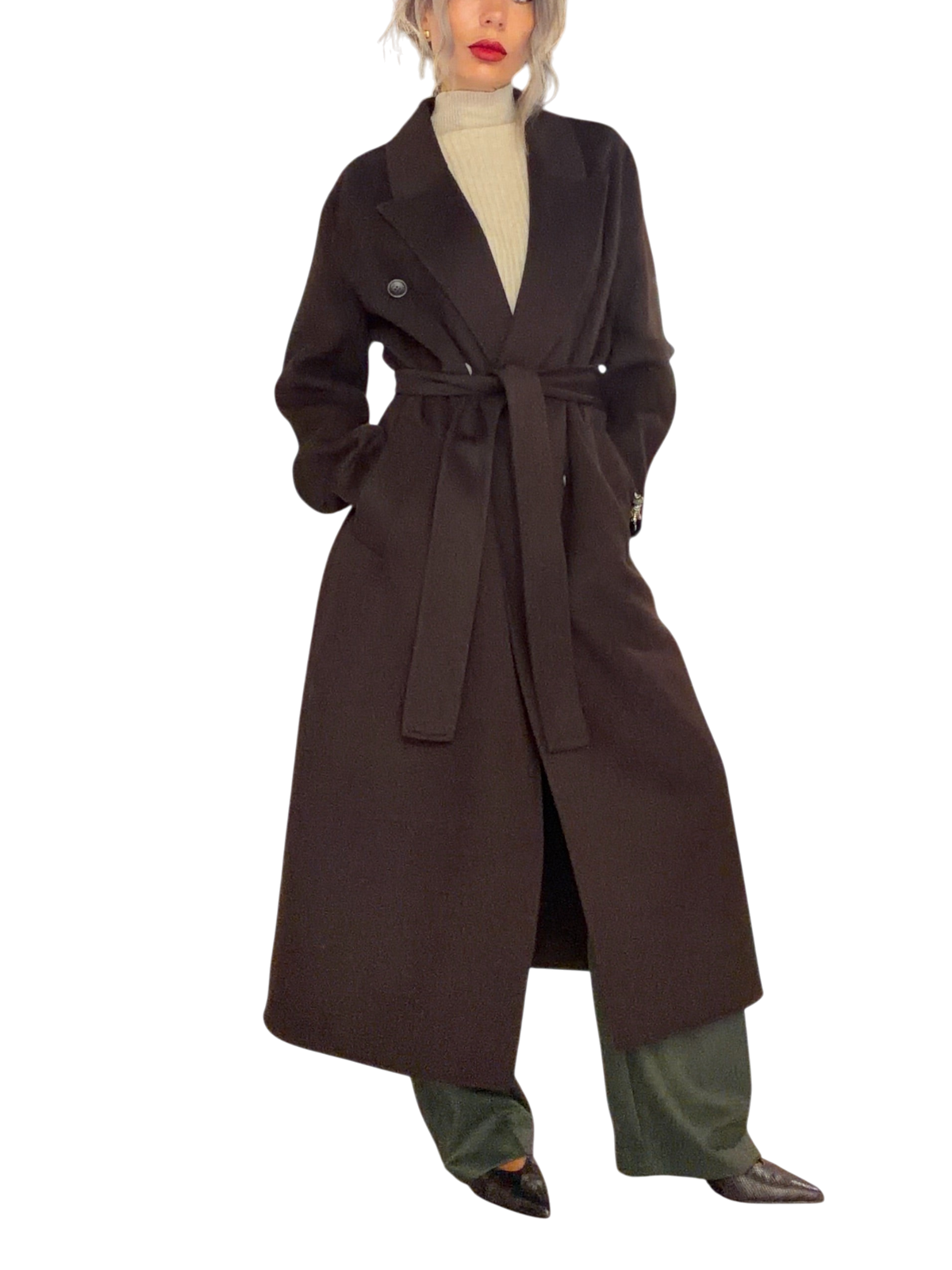 Modella indossa un cappotto lungo in lana testa di moro Blaze Shop con cintura in vita e revers ampi in boutique