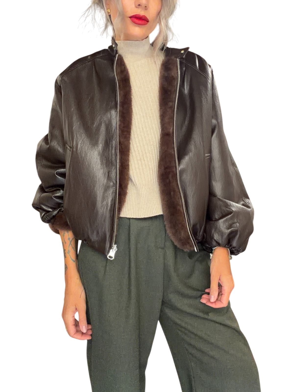 Modella indossa giacca reversibile Blaze Shop in ecopelle color moro con dettagli effetto pelliccia e zip frontale