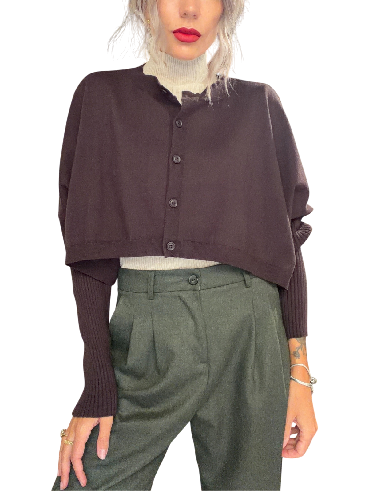 Modella indossa cardigan crop Blaze Shop color moro con maniche a coste sopra un dolcevita chiaro in negozio