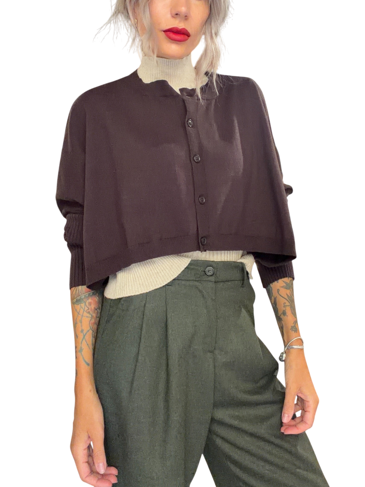 Cardigan crop Blaze Shop color moro con scollo rotondo, bottoni tono su tono e maniche con polsini lunghi a coste