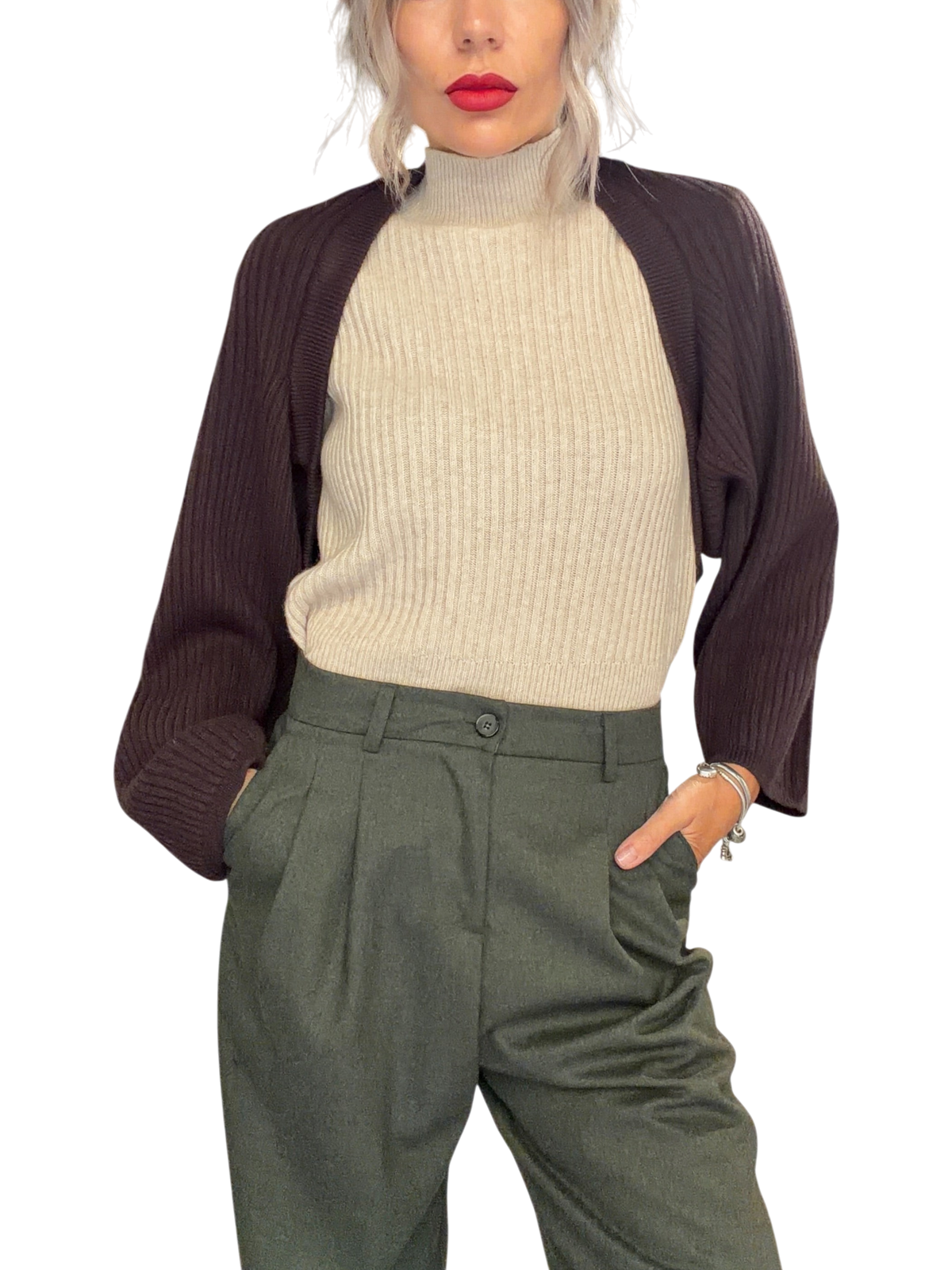 Coprispalle Blaze Shop in maglia a costa inglese color moro con maniche ampie, indossato sopra un dolcevita beige.