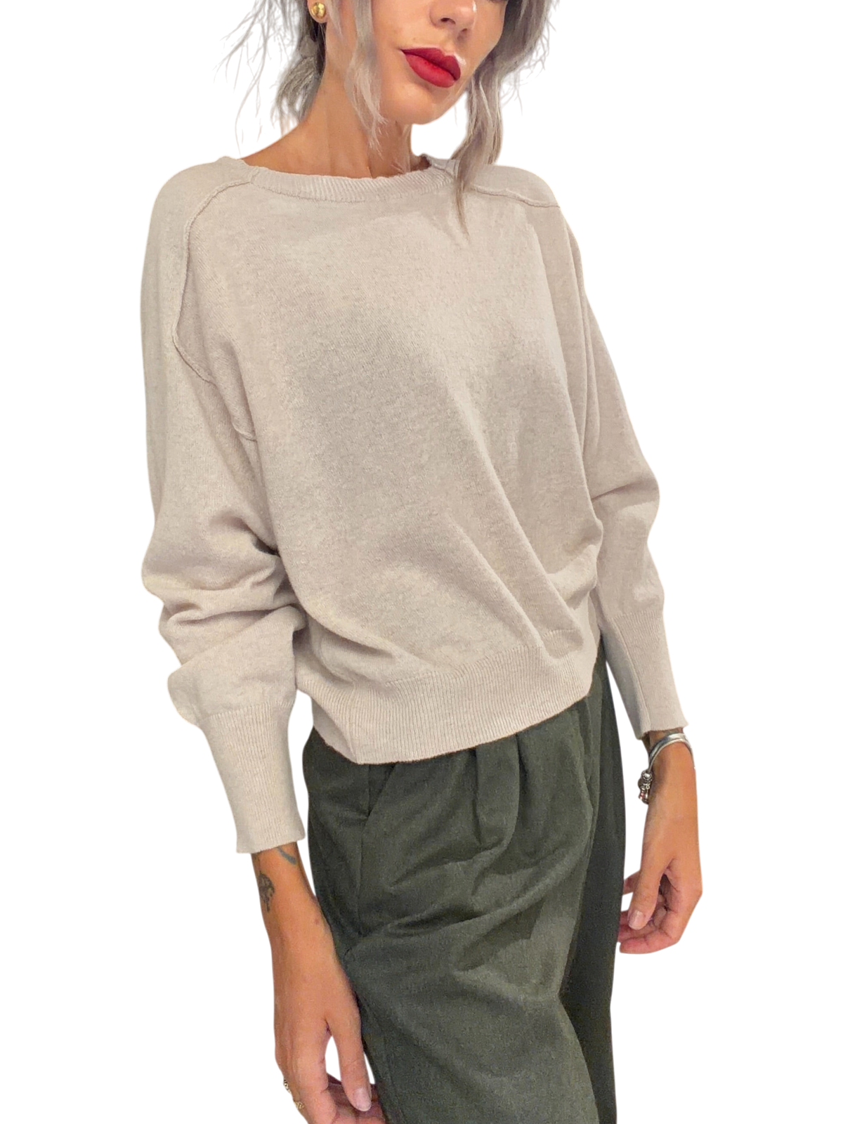 Modella indossa maglia boxy fit in lana color avena Blaze Shop con scollo rotondo, spalle scese e cuciture a vista