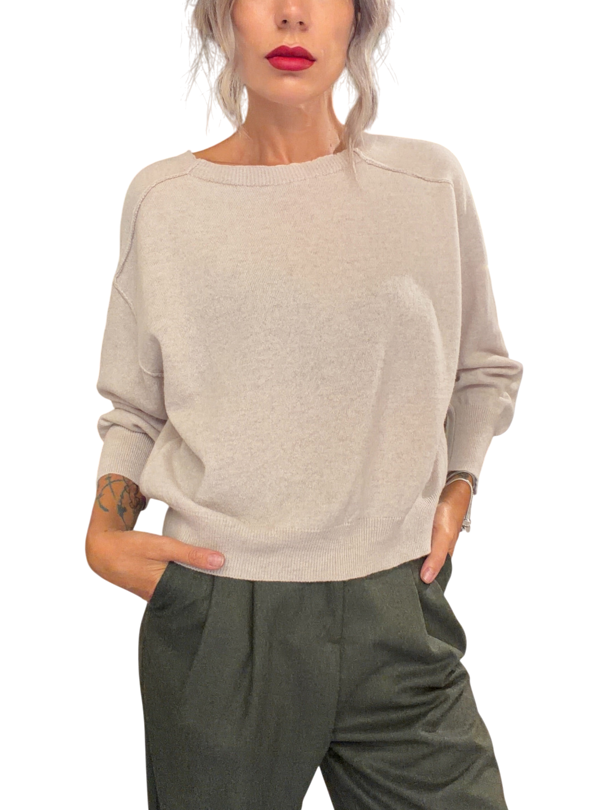 Modella indossa maglia Blaze Shop in lana color avena con vestibilità boxy, scollo rotondo e spalle scese