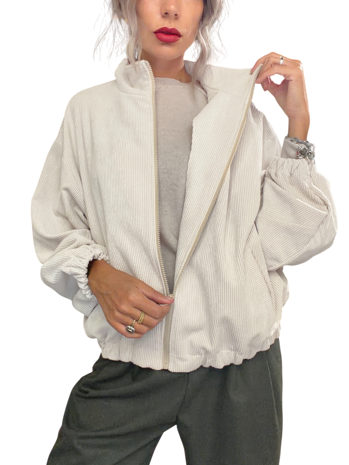 Modella indossa bomber oversize Blaze Shop in velluto a coste color avena con zip frontale e collo alto