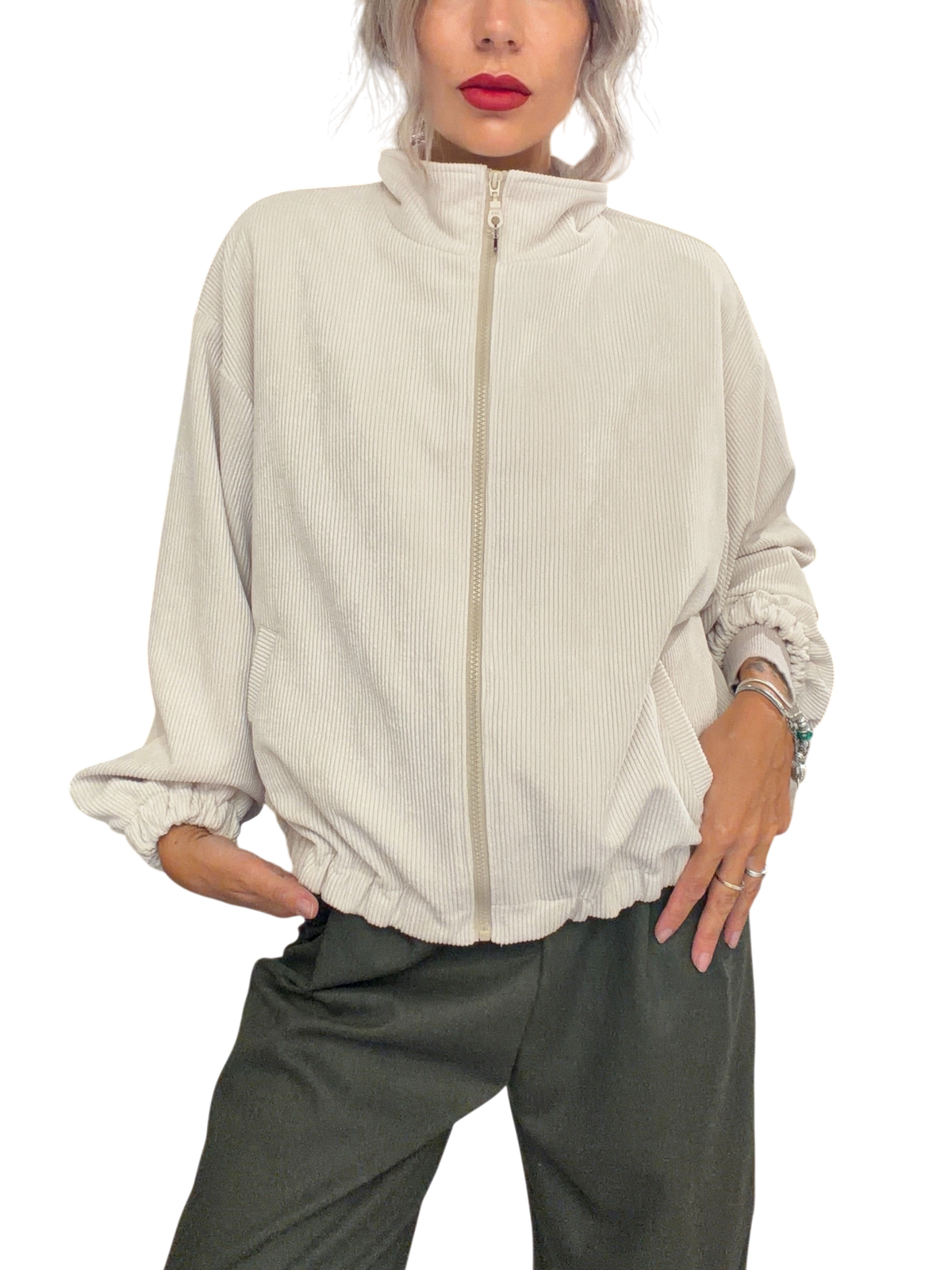 Modella indossa bomber oversize in velluto a coste color avena Blaze Shop con collo alto e zip frontale