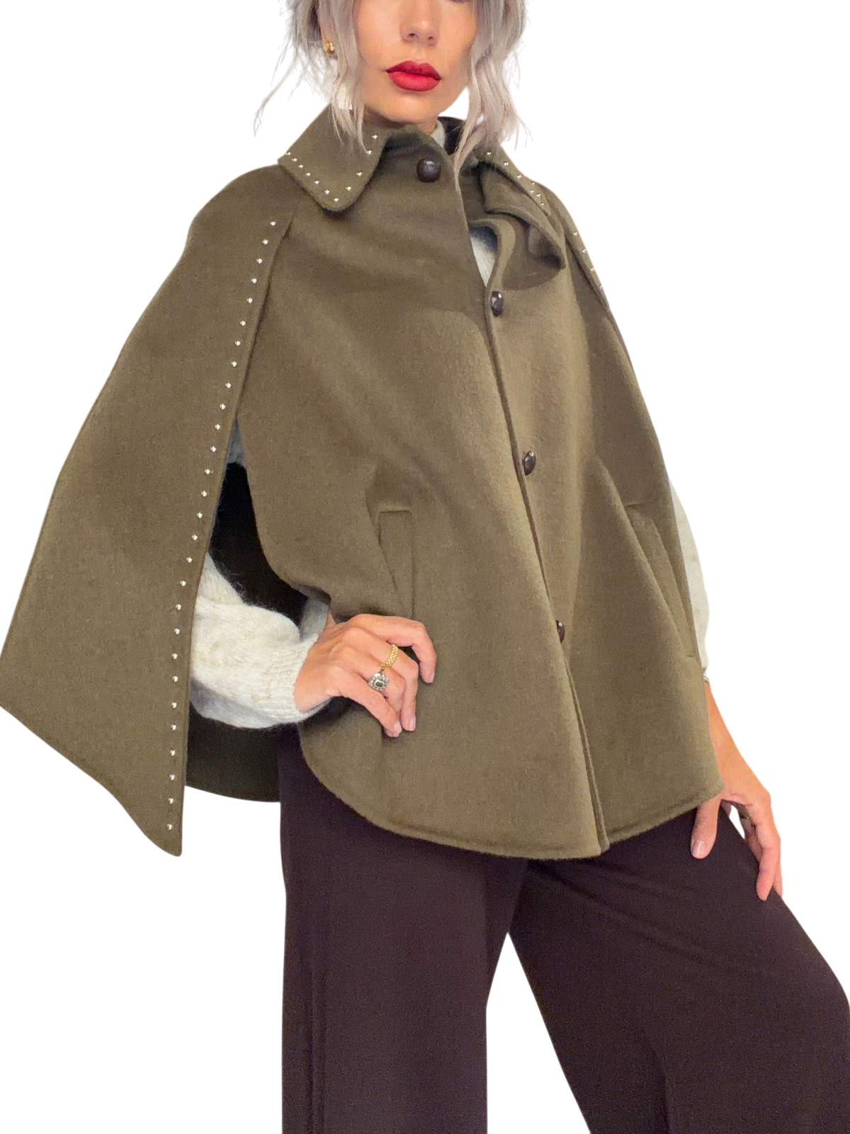 Modella indossa cappa Blaze Shop verde loden in misto lana con borchie metalliche su colletto e profili laterali