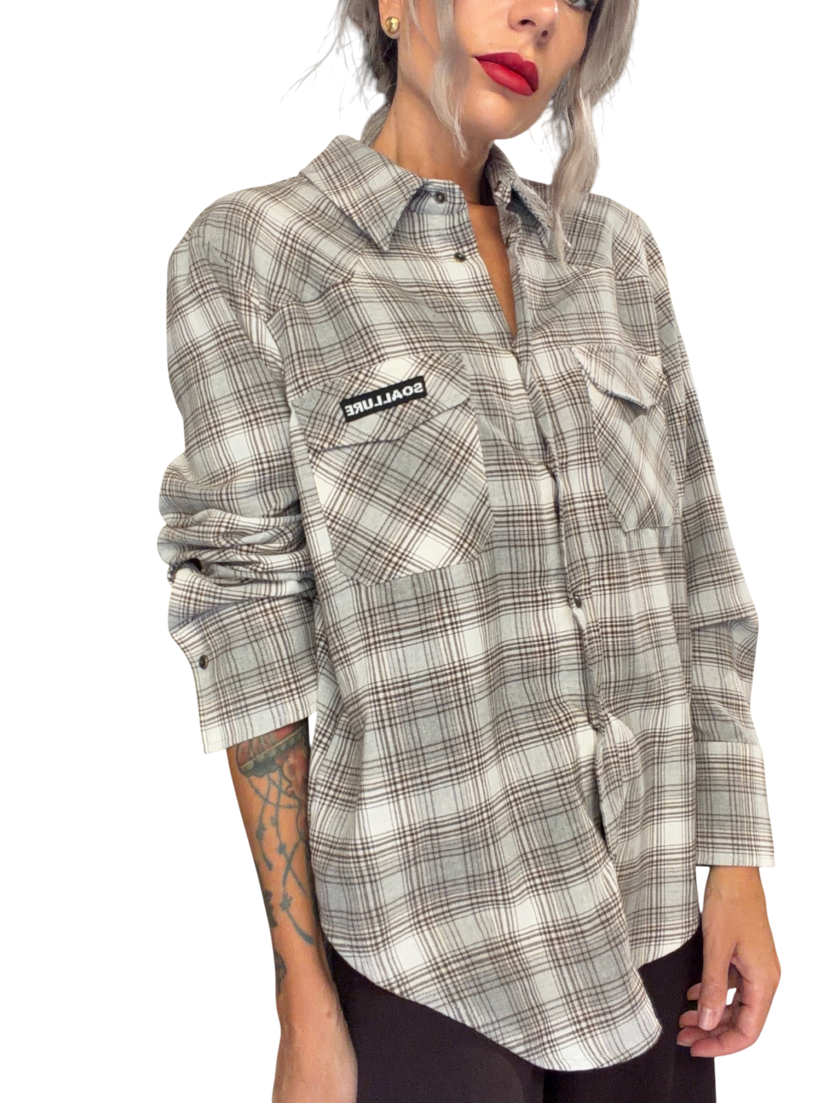 Modella indossa camicia Blaze Shop So Allure in flanella color avena con fantasia check, tasche e bottoni a pressione