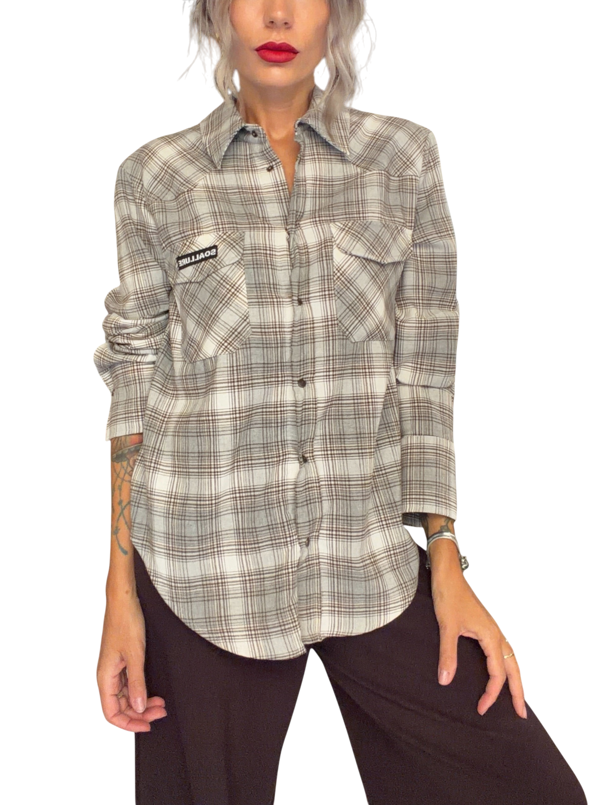 Modella indossa camicia in flanella a quadri color avena Blaze Shop con tasche frontali e vestibilità morbida