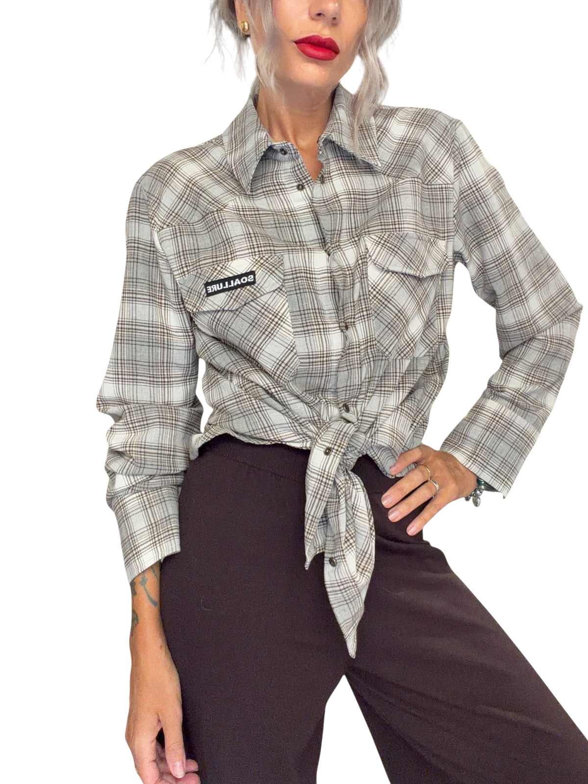 Modella indossa camicia in flanella Blaze Shop So Allure color avena con motivo check, tasche e nodo in vita